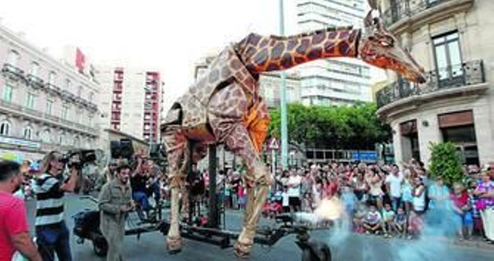 La jiirafa de grandes dimensiones despertó el interés de todos los presentes en cada rincón del recorrido. La jiirafa de grandes dimensiones despertó el interés de todos los presentes en cada rincón del recorrido.