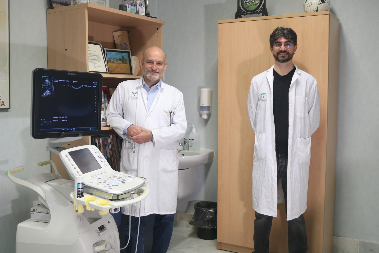 Los doctores Javier Ampuero y Manuel Romero.