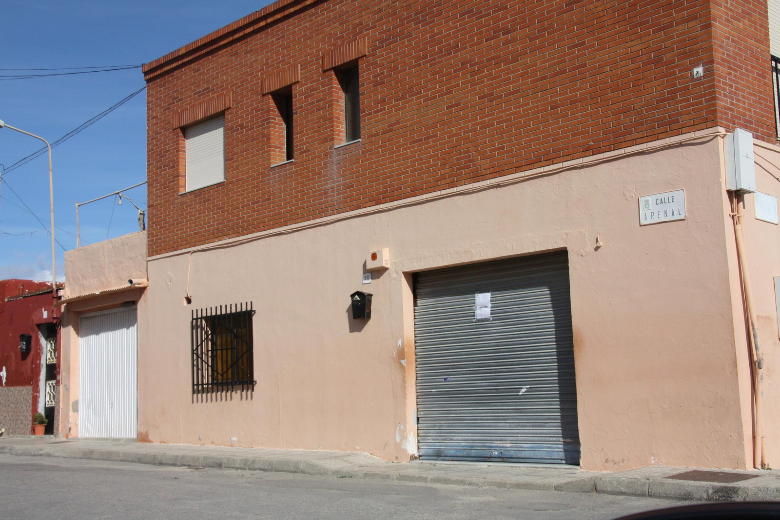 Un escueto cartel de 'Cerrado' anunciaba ayer el cierre del local utilizado como mezquita en San Agustín.