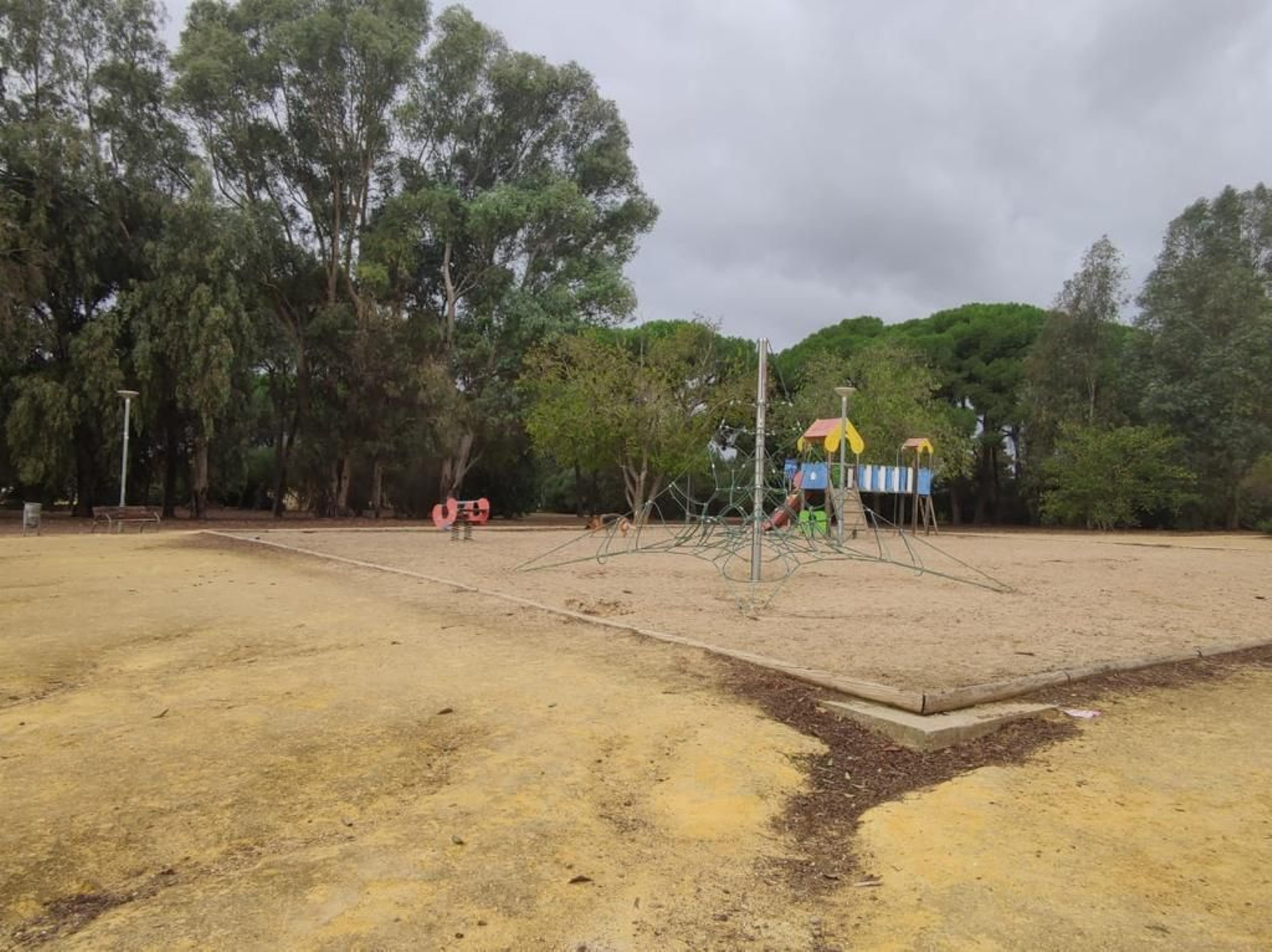 Quejas vecinales por el mal estado de los parques de Pozoalbero en Jerez.
