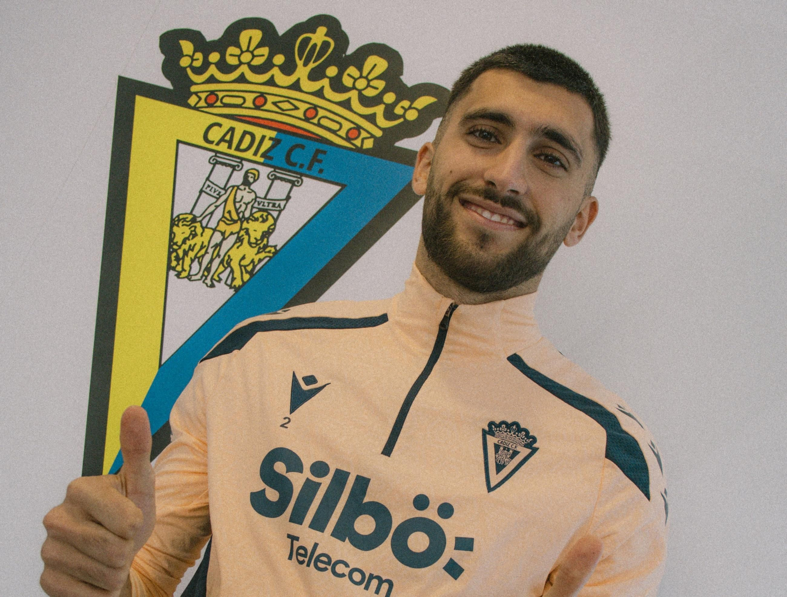 Mario Climent posa como nuevo jugador del Cádiz.