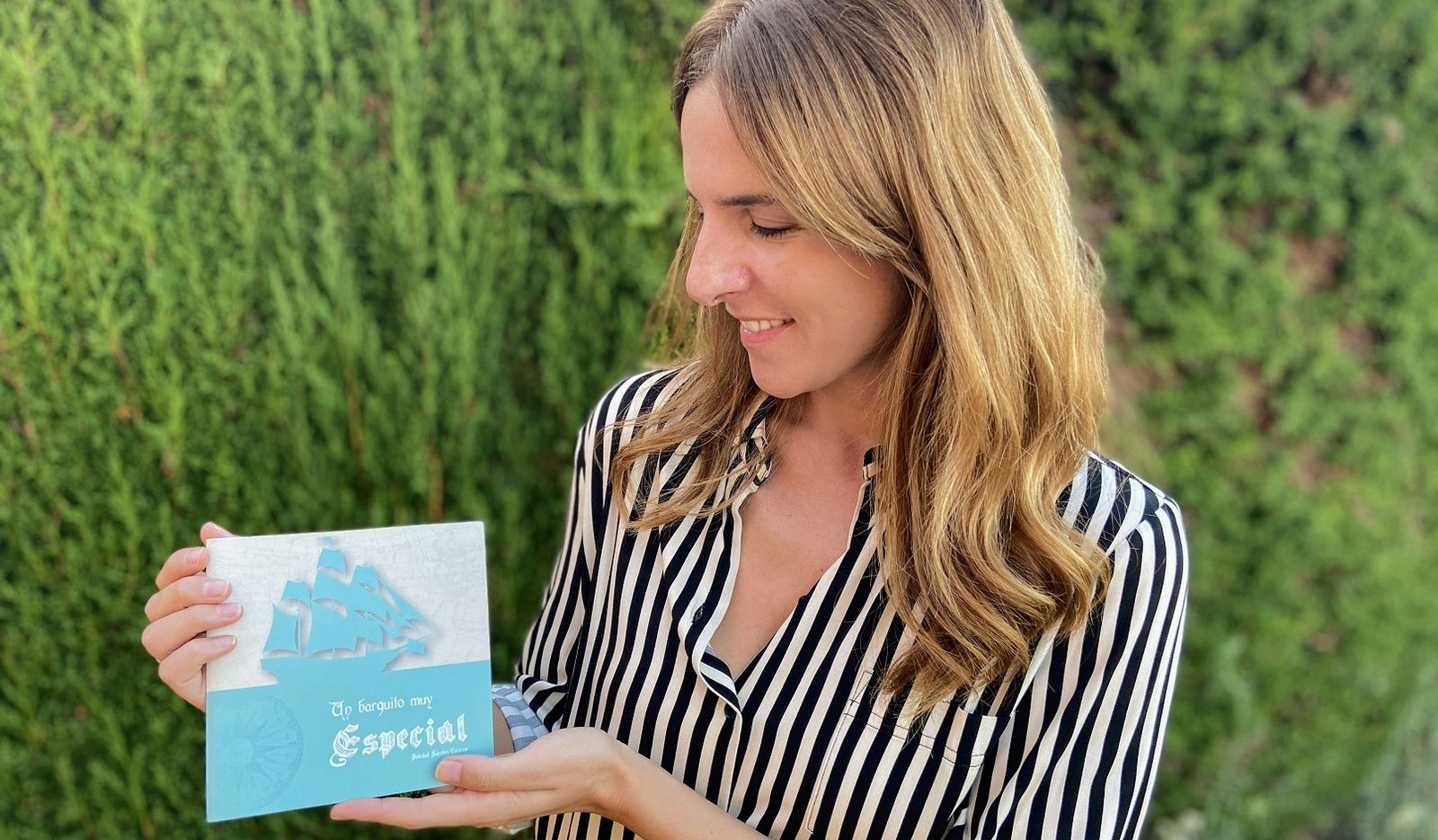 Soledad Sánchez Cáceres mostrando un ejemplar de su cuento.