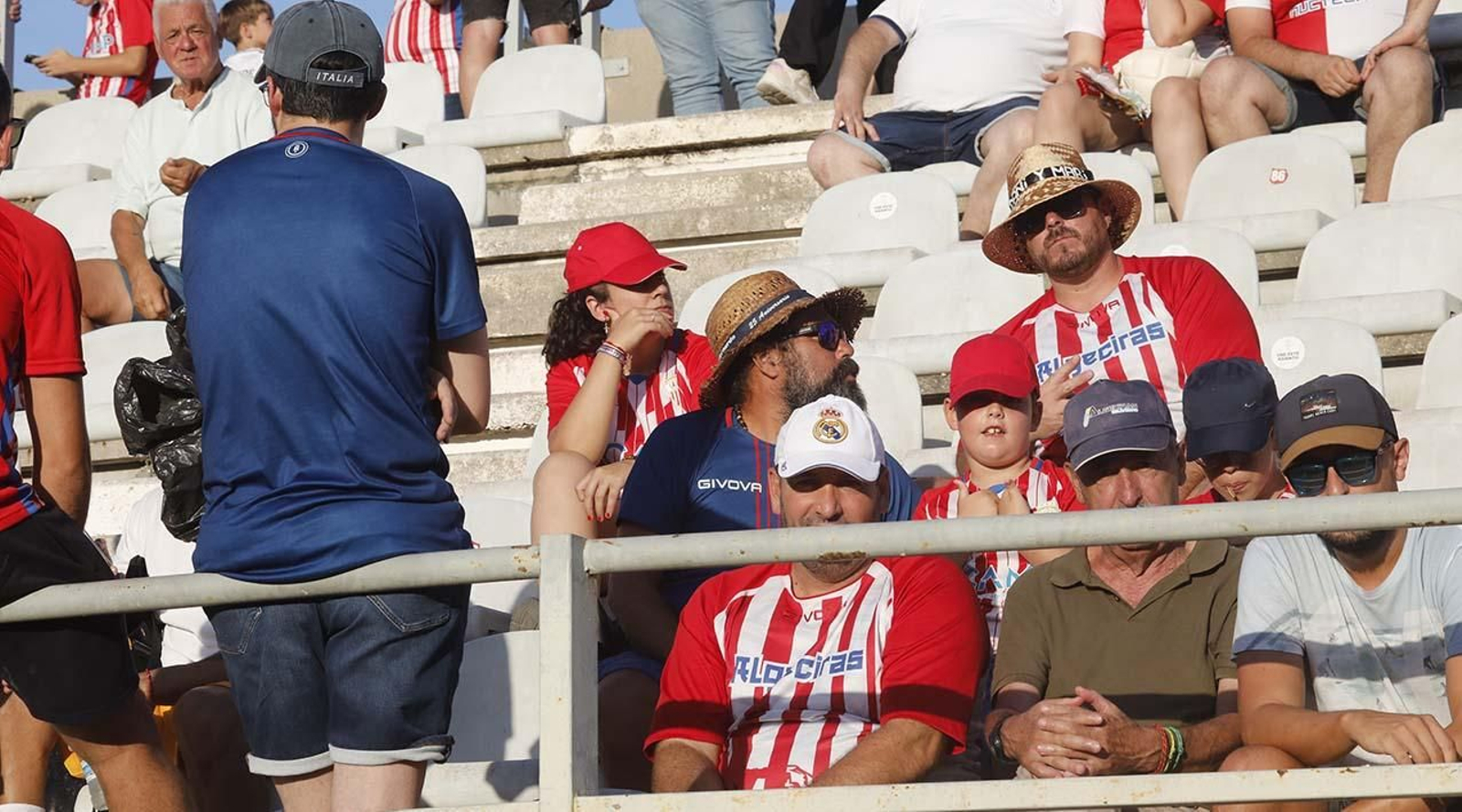 Búscate entre los aficionados del Algeciras CF - Sevilla Atlético en el Nuevo Mirador
