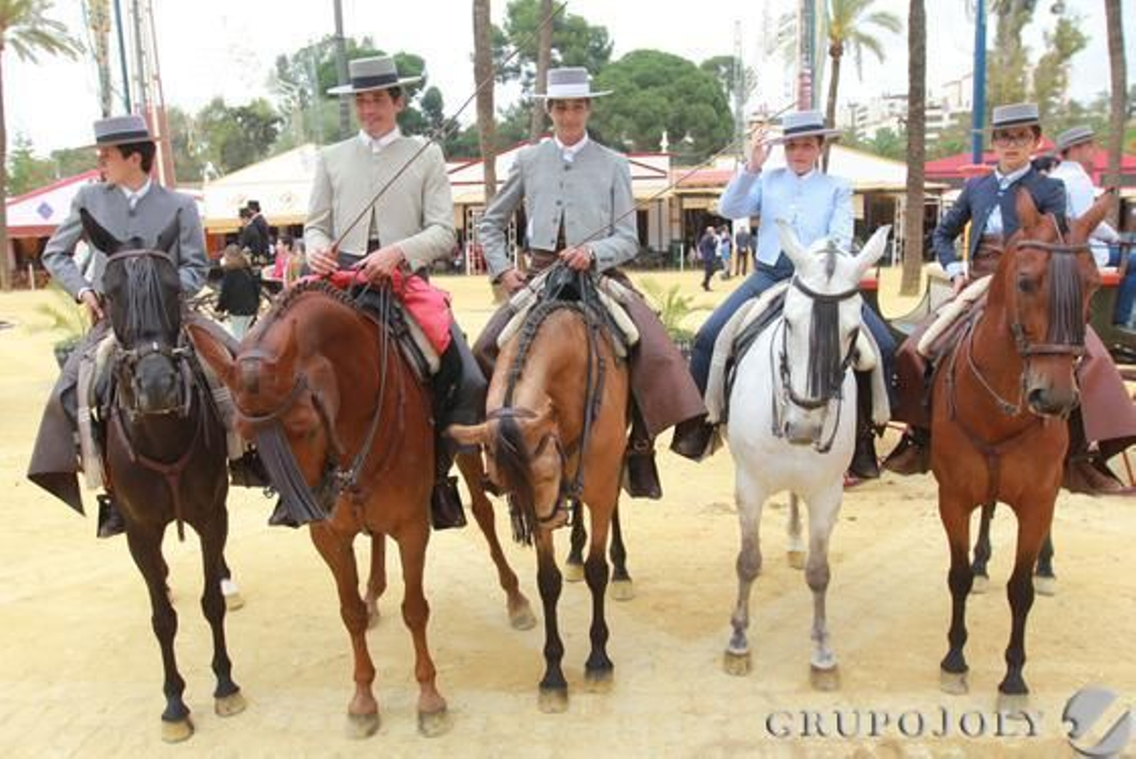 Cuatro jinetes posan ayer en fila en el recinto ferial.

Foto: Jose Contreras