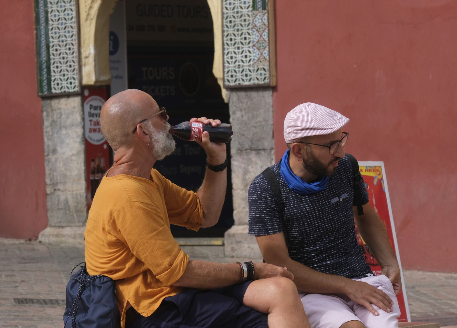 El calor vacía las calles de Córdoba en una jornada de 45 grados, en imágenes