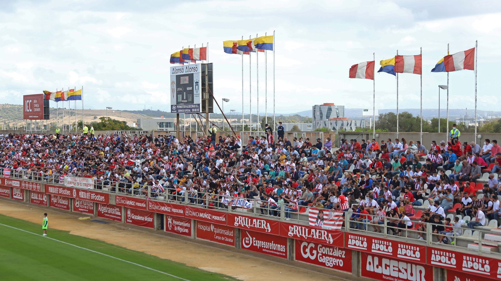 La afición del Algeciras, ante el Costa Brava en la Preferencia.