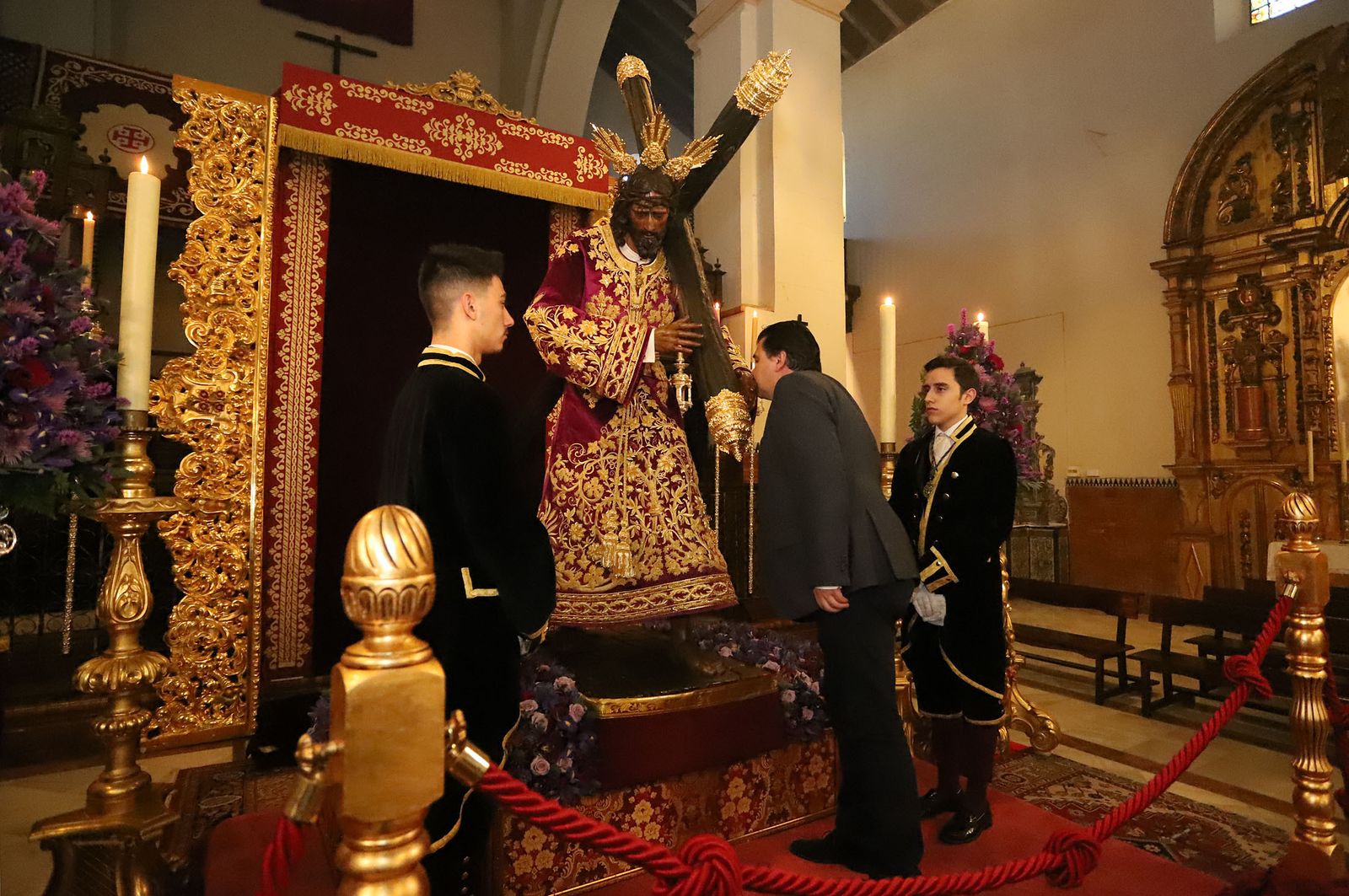 Imágenes de la bendición la la nueva túnica del Señor de Pasión y posterior besamanos