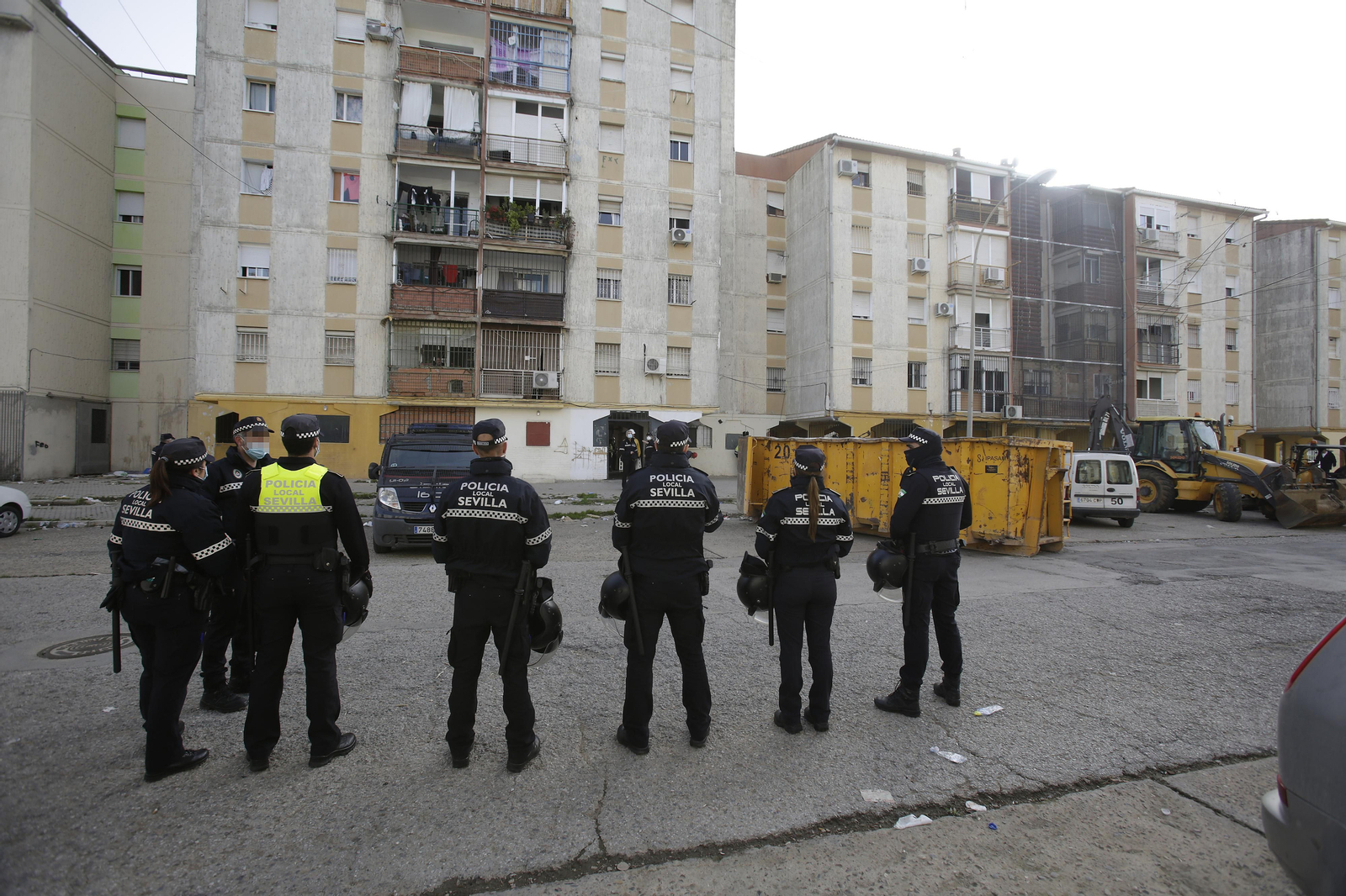 Demolición de muros y patios ilegales en las tres mil viviendas