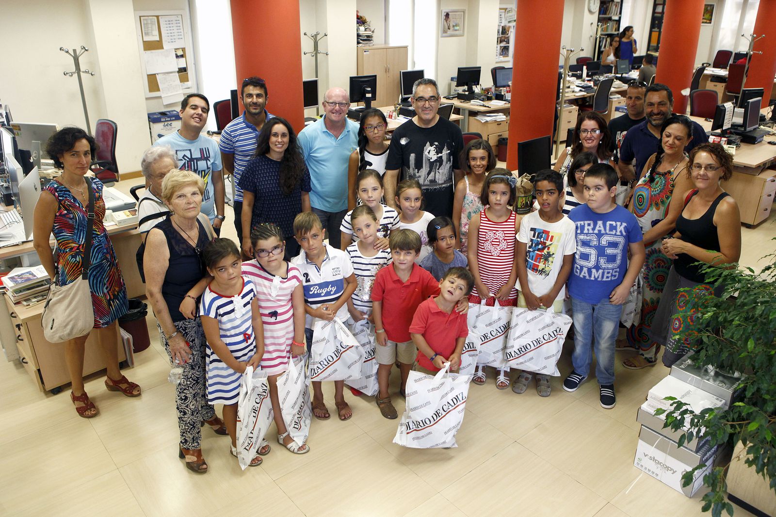 Un grupo de menores, pacientes del doctor foniatra José Manuel Roqués (25-07-15)
