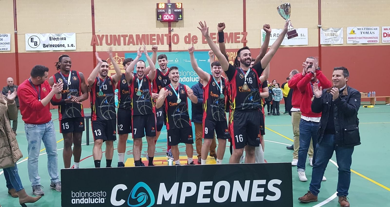 Los jugadores del Peñarroya celebran su triunfo.