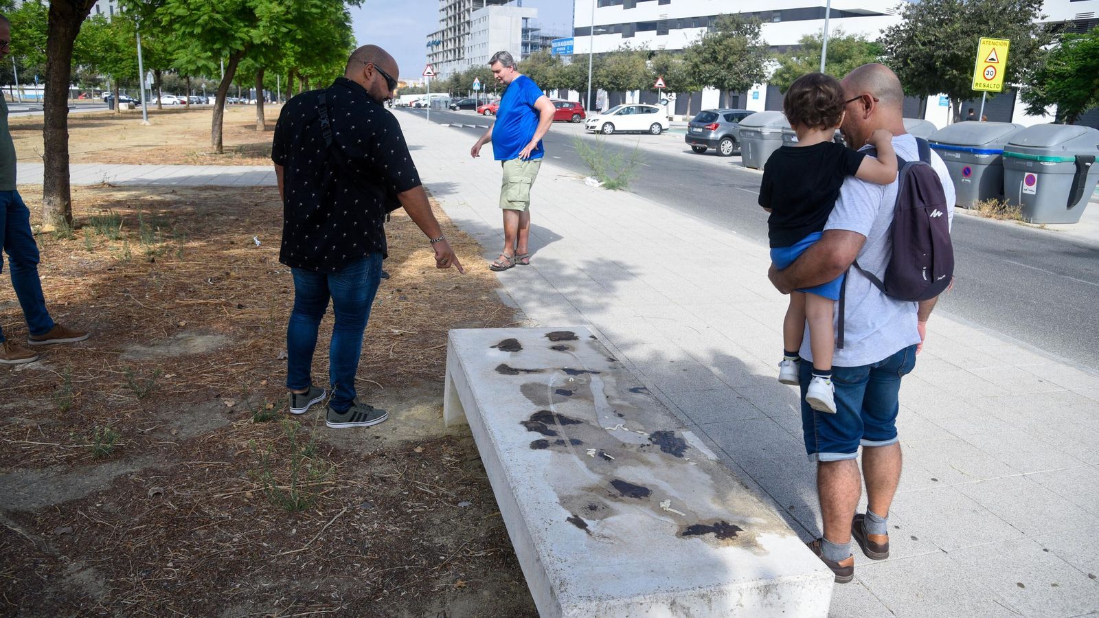 Un banco rociado con grasa para impedir las botellonas.