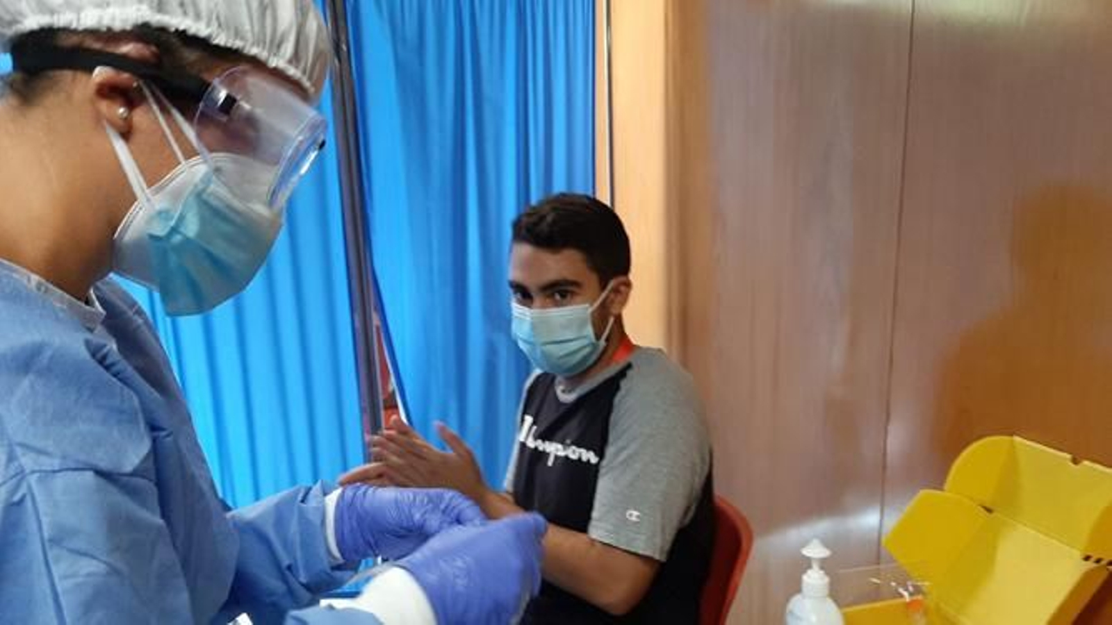 Una sanitaria prepara la realización de una prueba PCR.