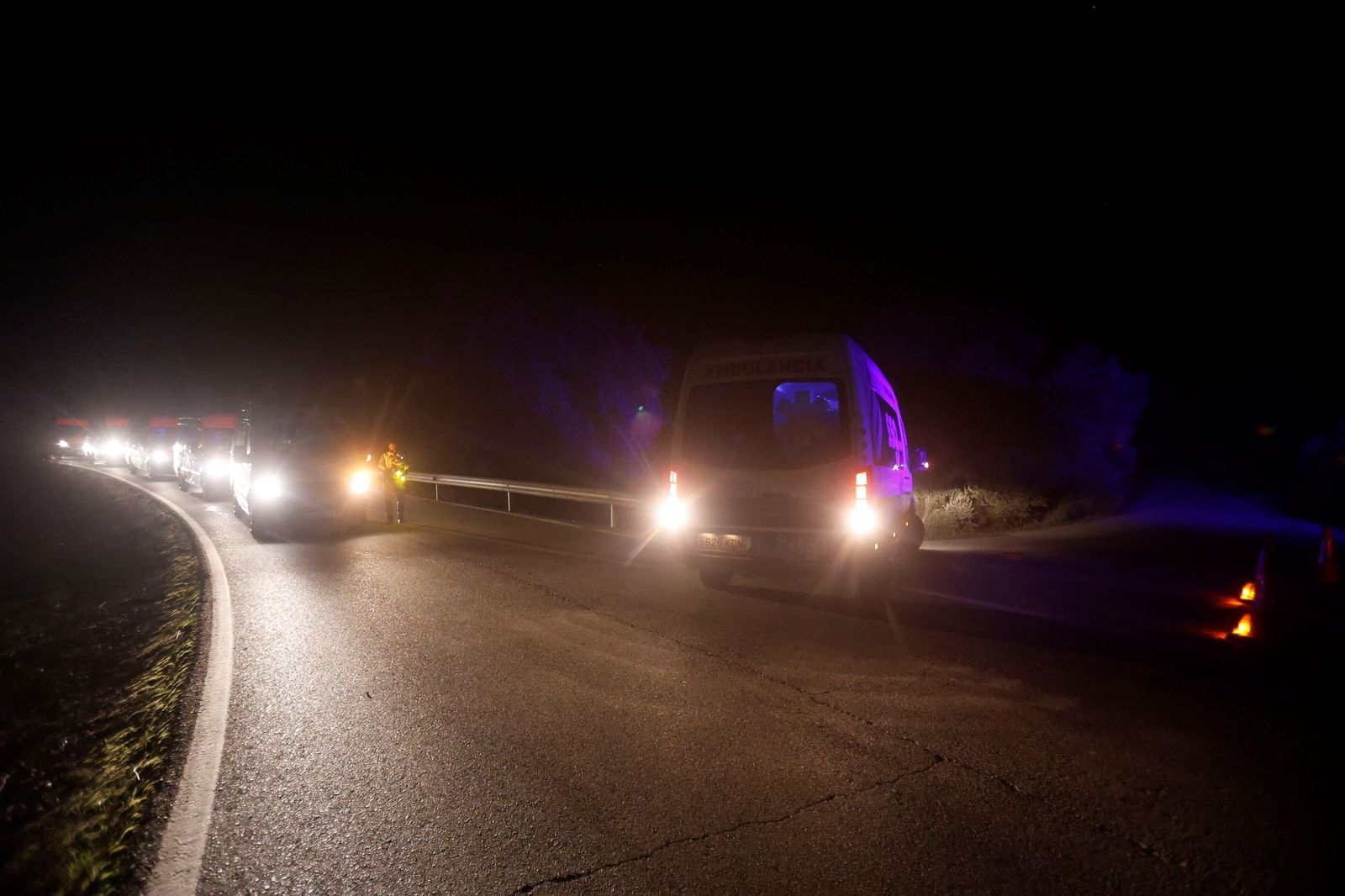 Las imágenes de los vehículos de emergencias evacuando a los pasajeros del descarrilamiento en Adamuz