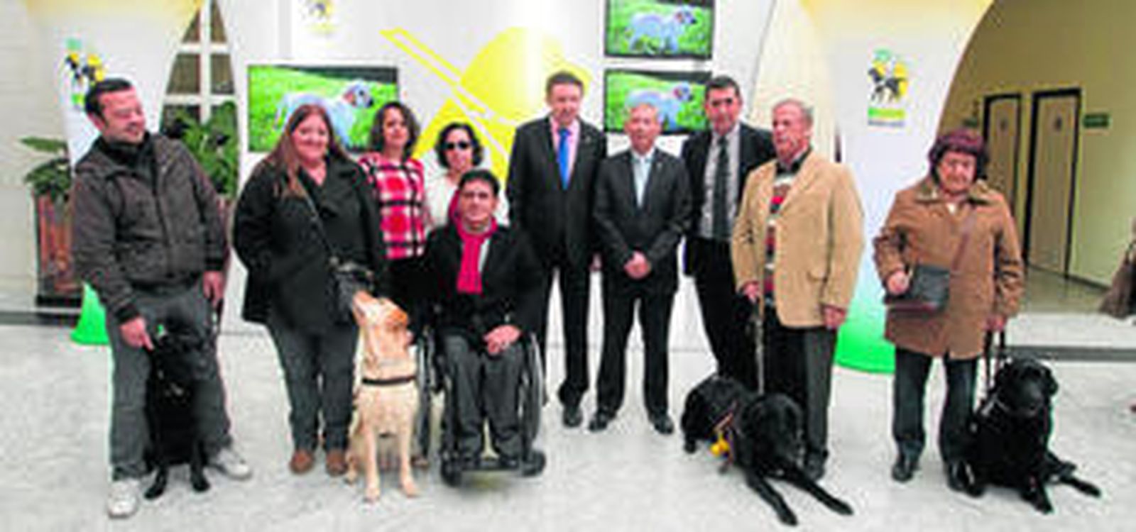 1. Presentación de '25 años caminando juntos', ayer en la Delegación Territorial de la ONCE Andalucía. 2. Uno de los paneles interactivos de la muestra. 3. También se muestran objetos que revelan las diferentes etapas de crianza y entrenamiento.