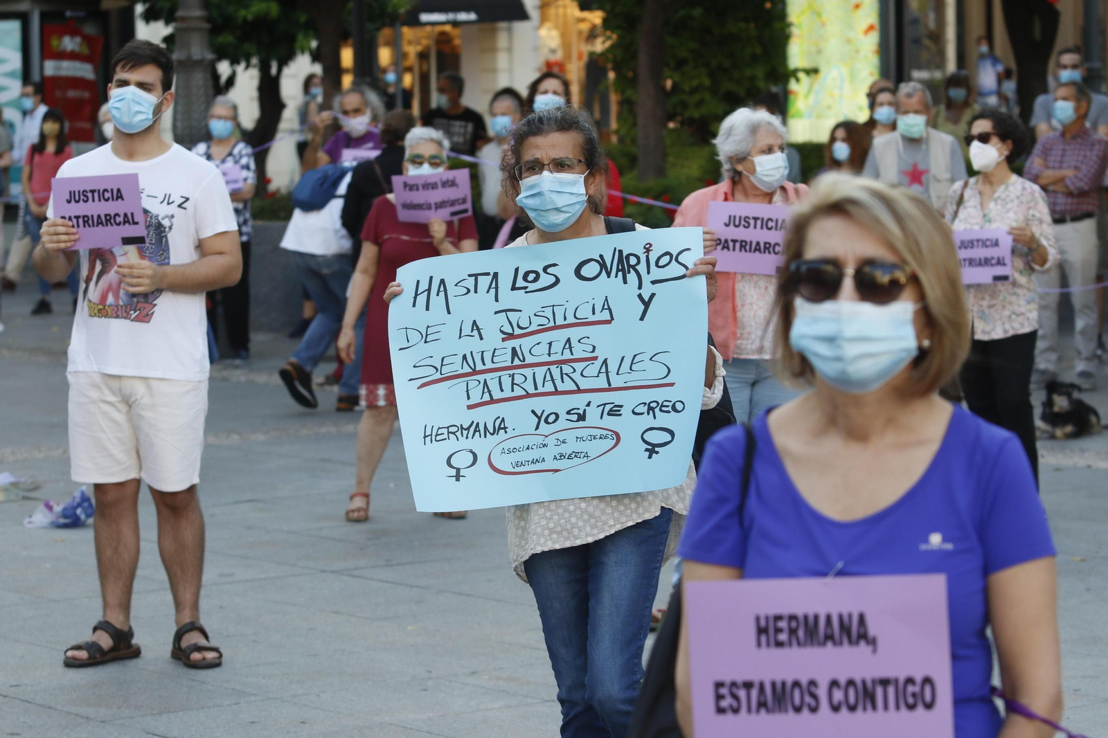 Las fotografías de la concentración en rechazo a la sentencia de La Manada de Pozoblanco en Córdoba