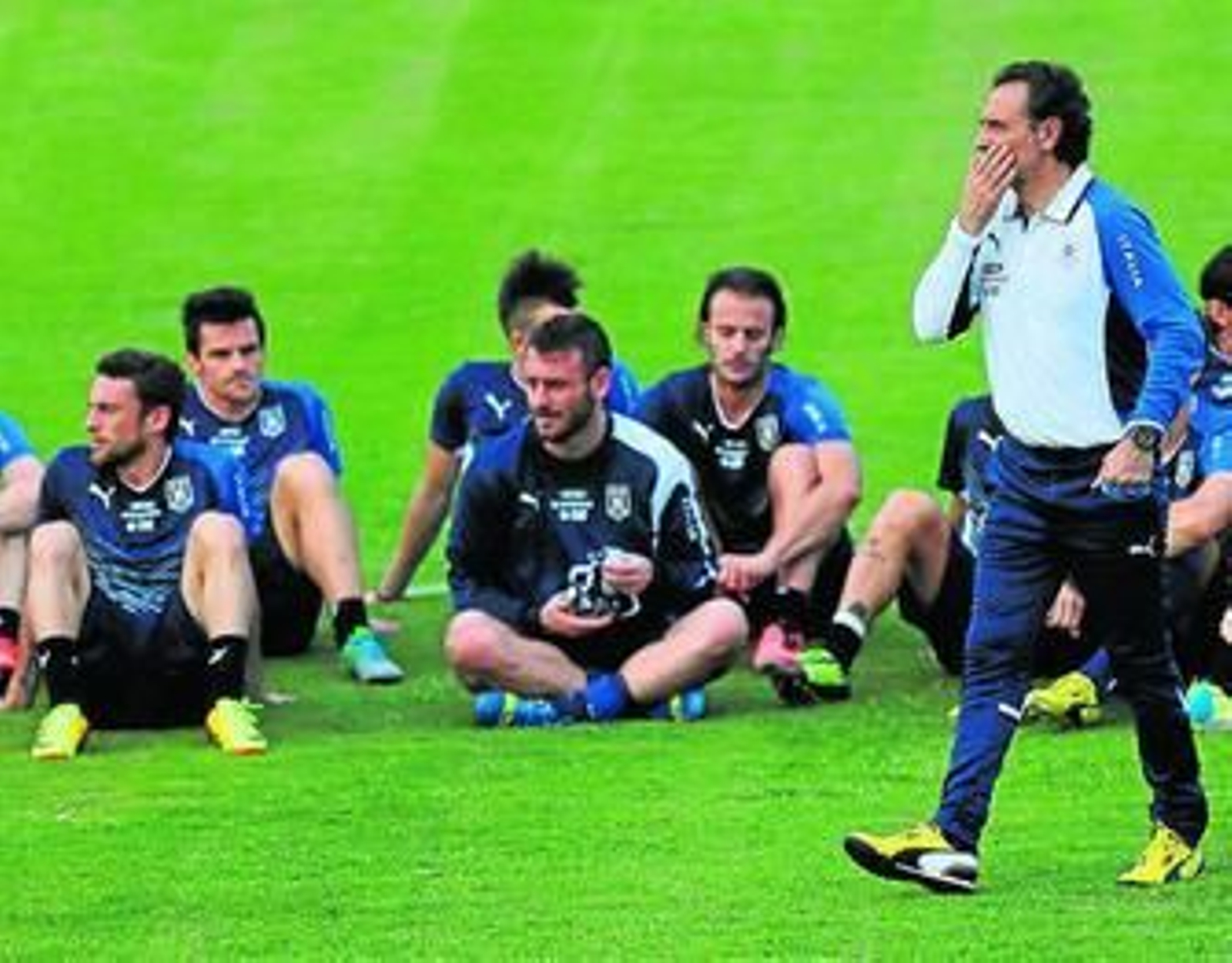 Prandelli se tapa la boca mientras habla a sus jugadores.