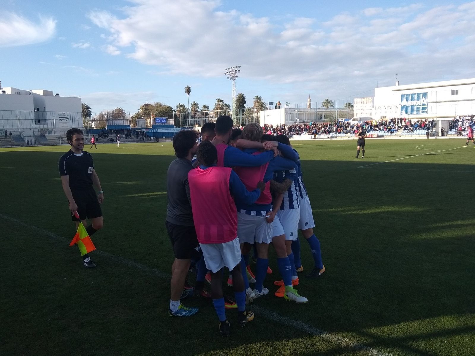 Los jugadores del Écija se apiñan para celebrar el tanto de Moyita.