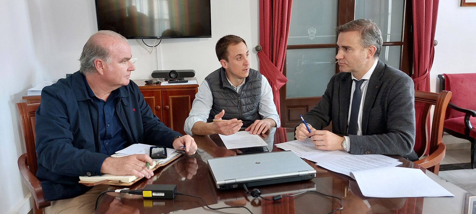 El regidor Alfonso García y el concejal Pedro Salas, reunidos con el delegado Amós García.