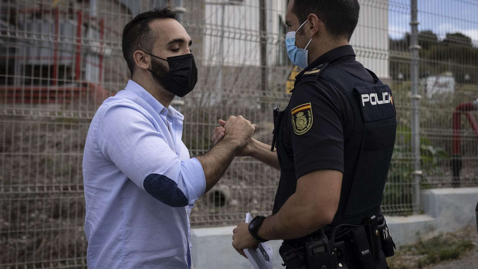 Fran saluda a uno de sus compañeros. Fran saluda a uno de sus compañeros.
