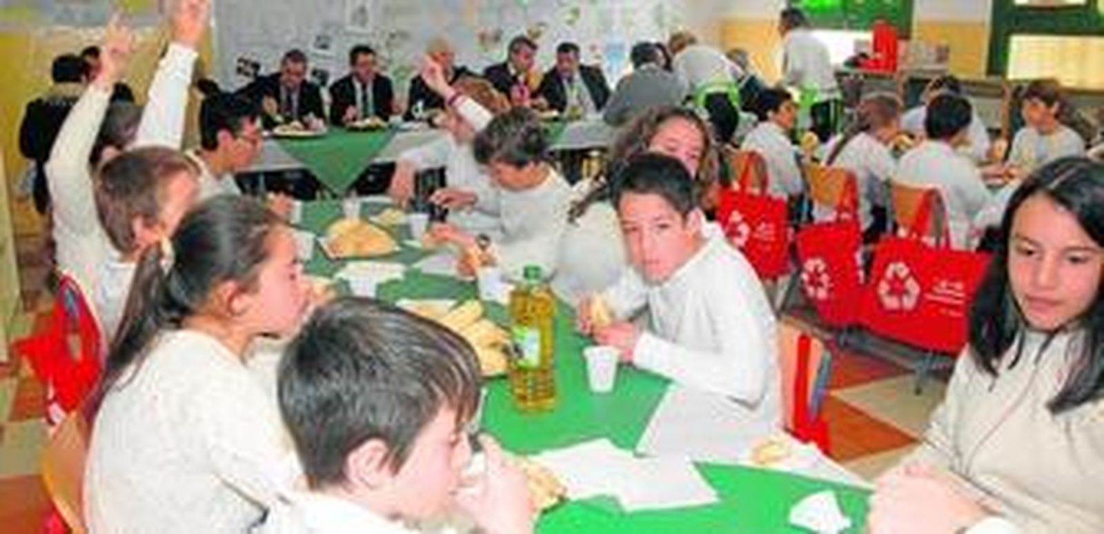 Alumnos del colegio La Casería, durante el desayuno andaluz, que disfrutaron en la jornada de ayer.