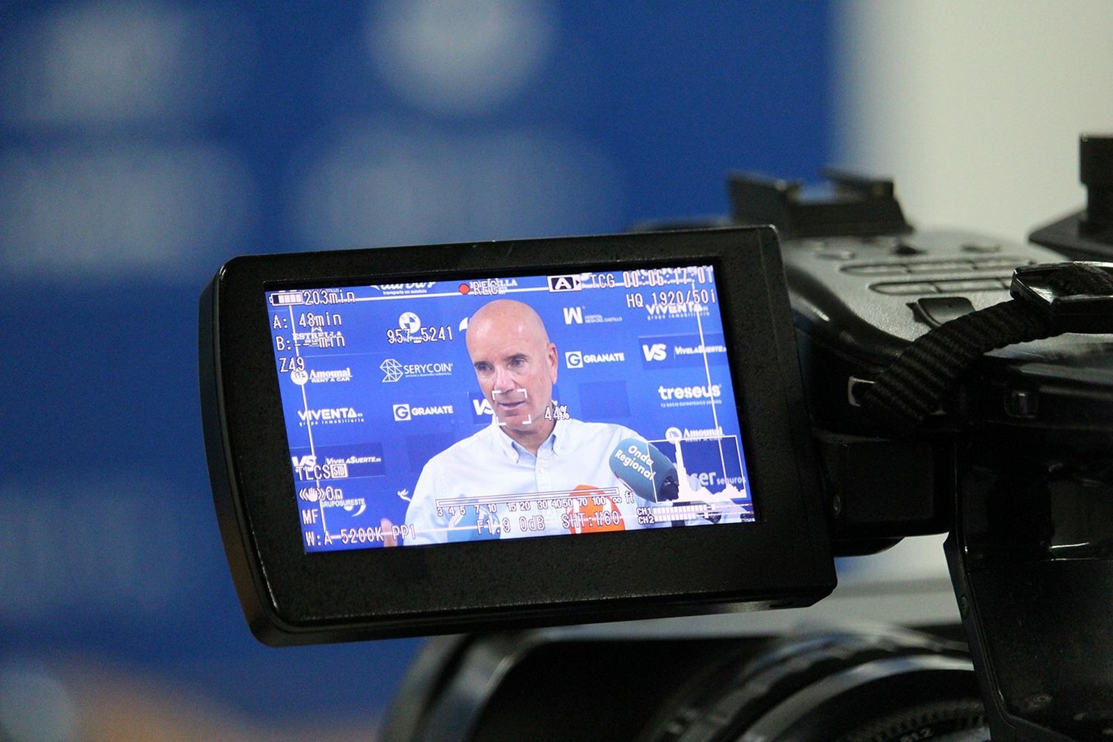 Rivera, visto a través de la pantalla de una cámara.