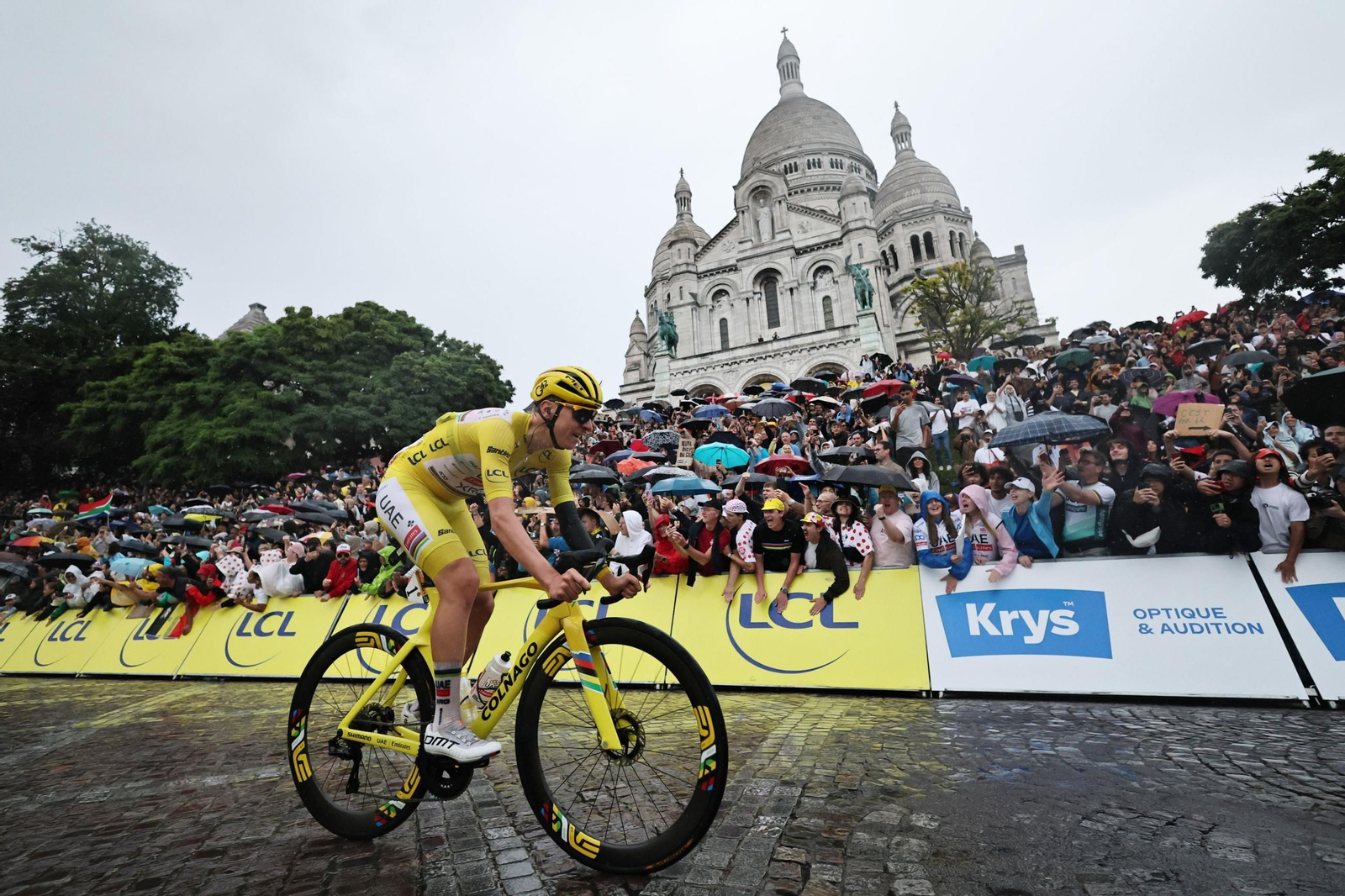 Tadej Pogacar, a su paso por la basílica del Sacré Coeur