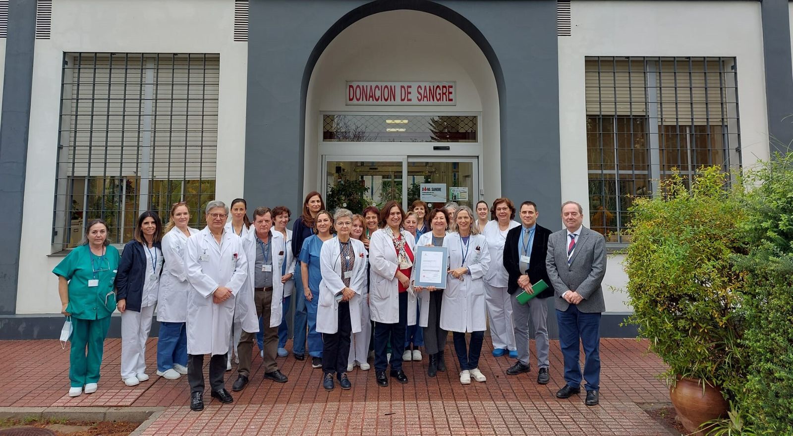 El personal del Centro de Transfusión, Tejidos y Células de Córdoba, con su reconocimiento.