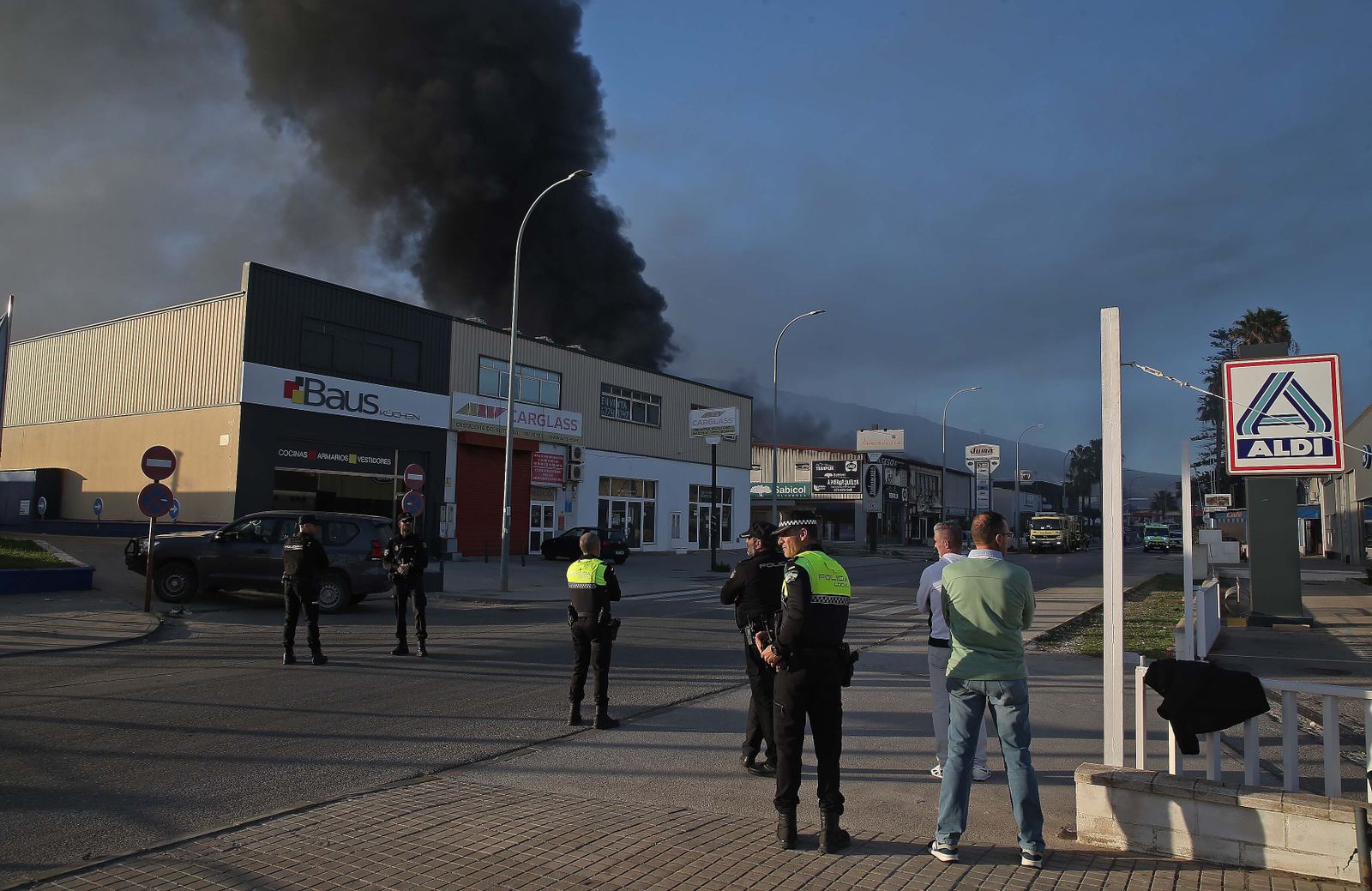 Imágenes del incendio de la nave de pinturas del polígono industrial Zabal Bajo en La Línea