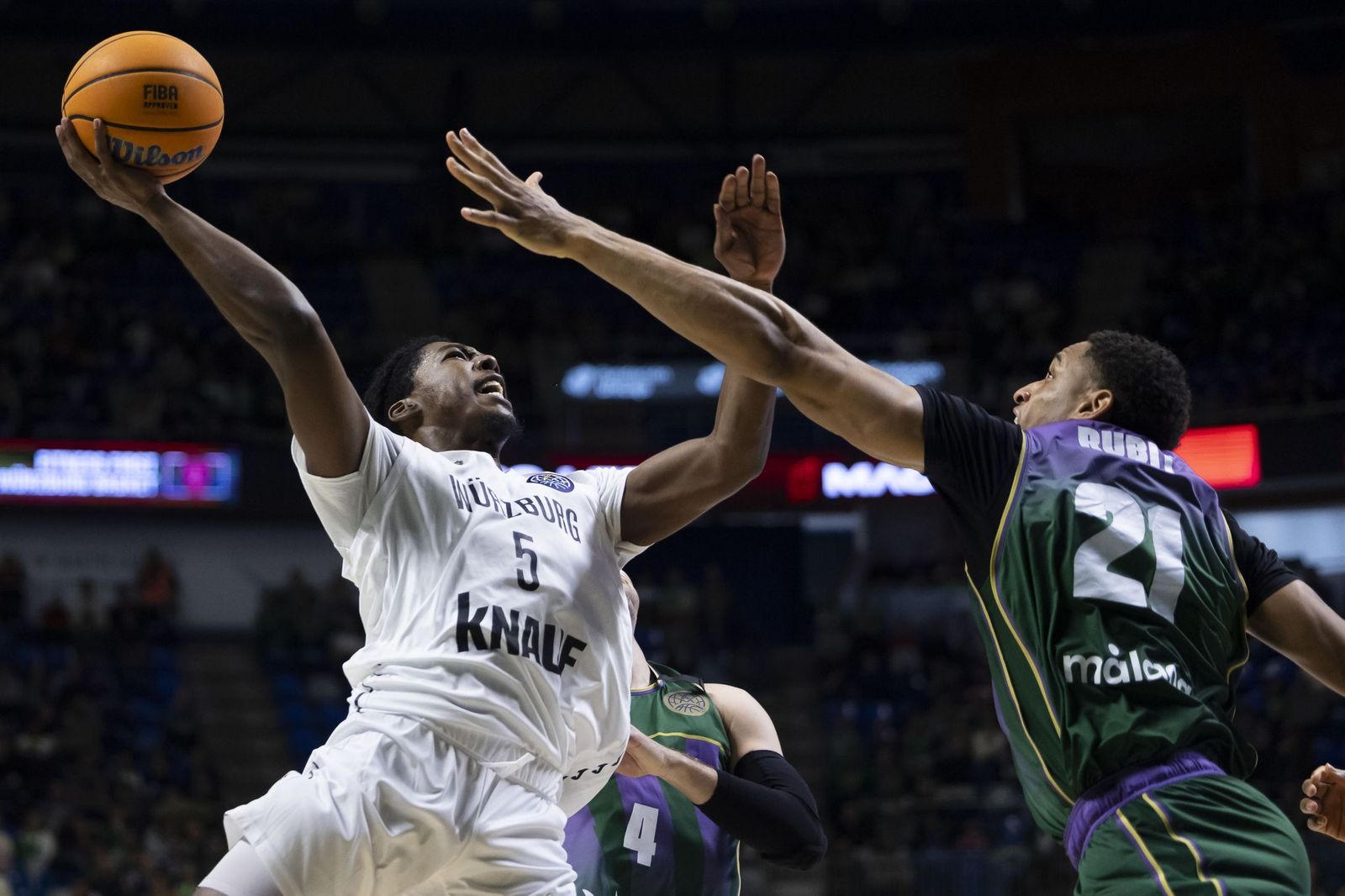 Marcus Carr ataca a Rubit.