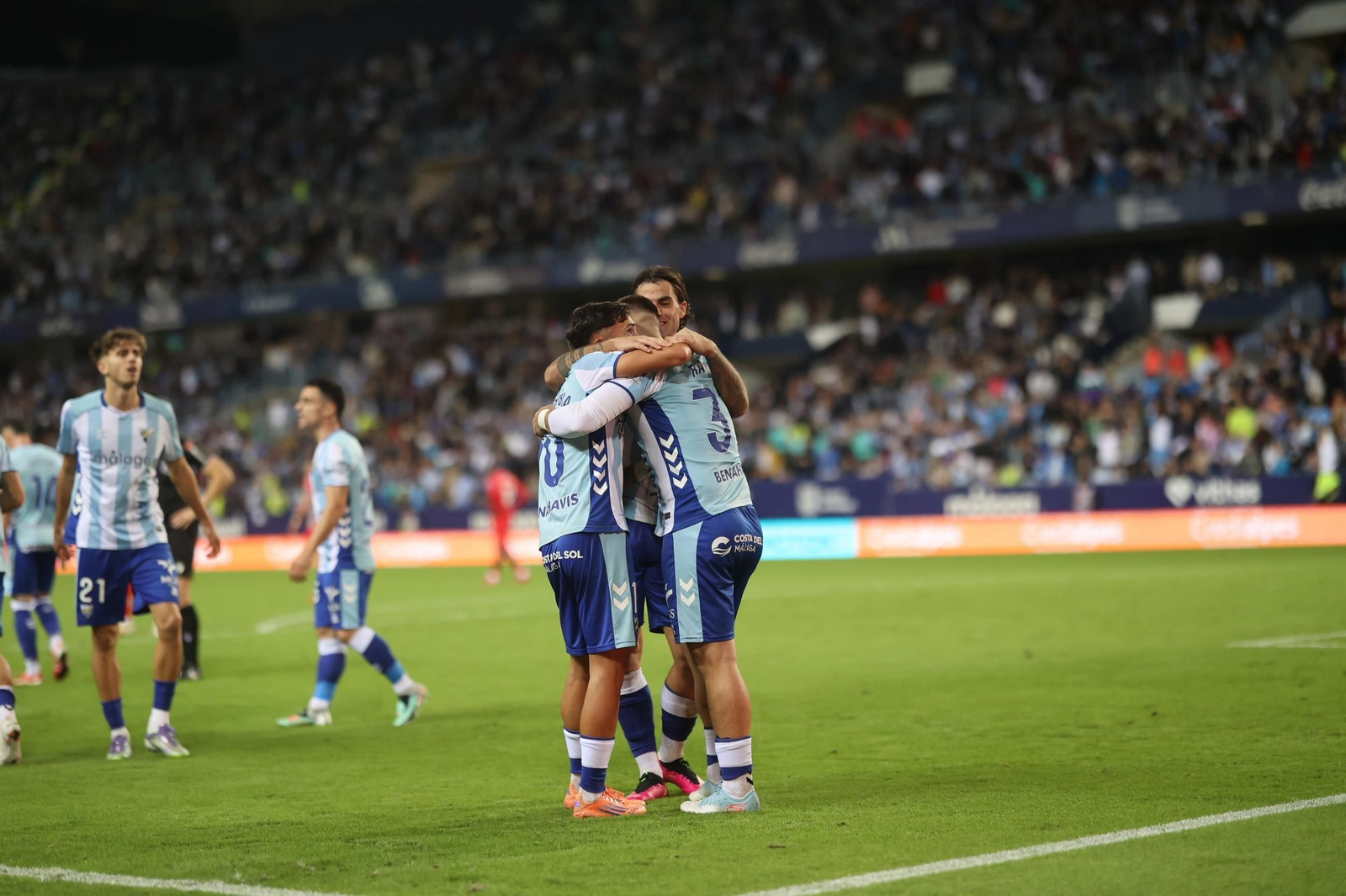 Las fotos del imponente ambiente en La Rosaleda en el Málaga - Córdoba CF