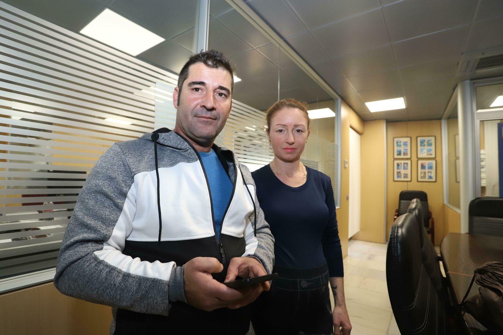 Carmelo Pérez y Verónica Rodríguez, en la redacción de ‘Huelva Información’.
