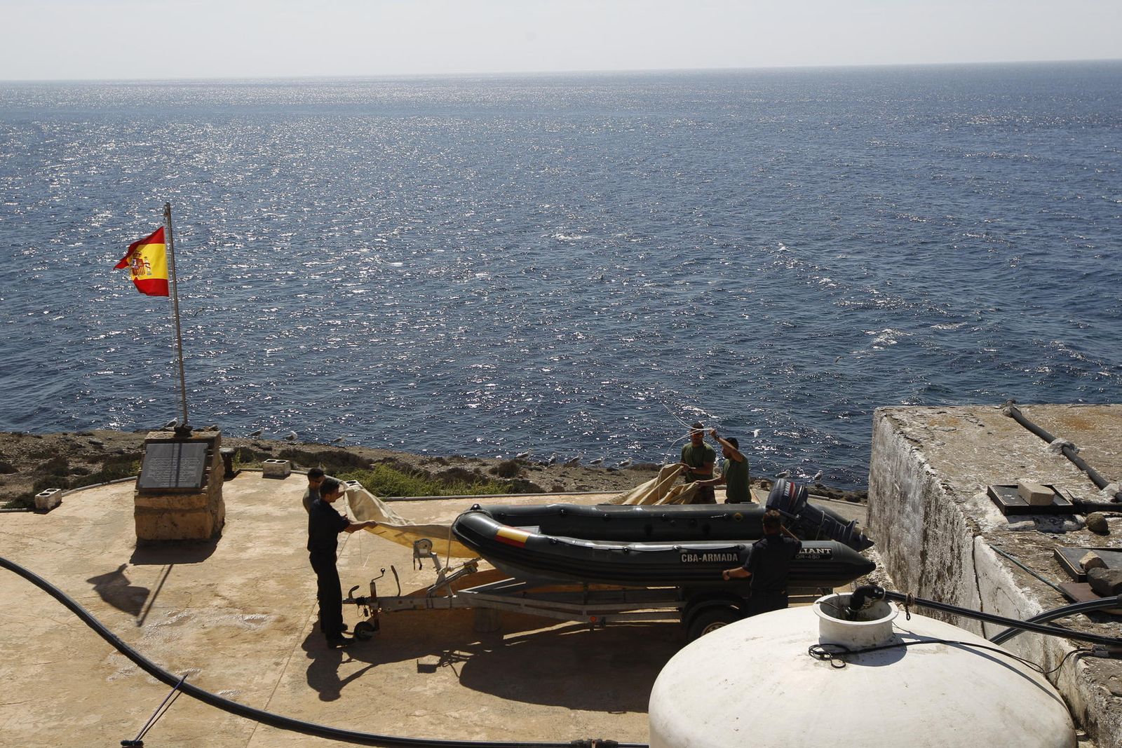 Infantes de marina realizan las labores de puesta a punto de embarcaciones.