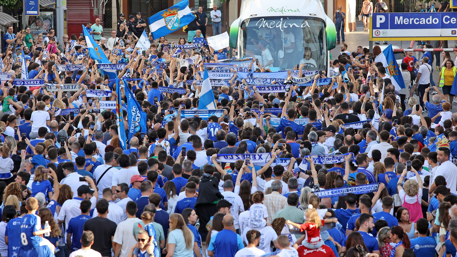 Baño de masas del Xerez CD en Jerez por su ascenso