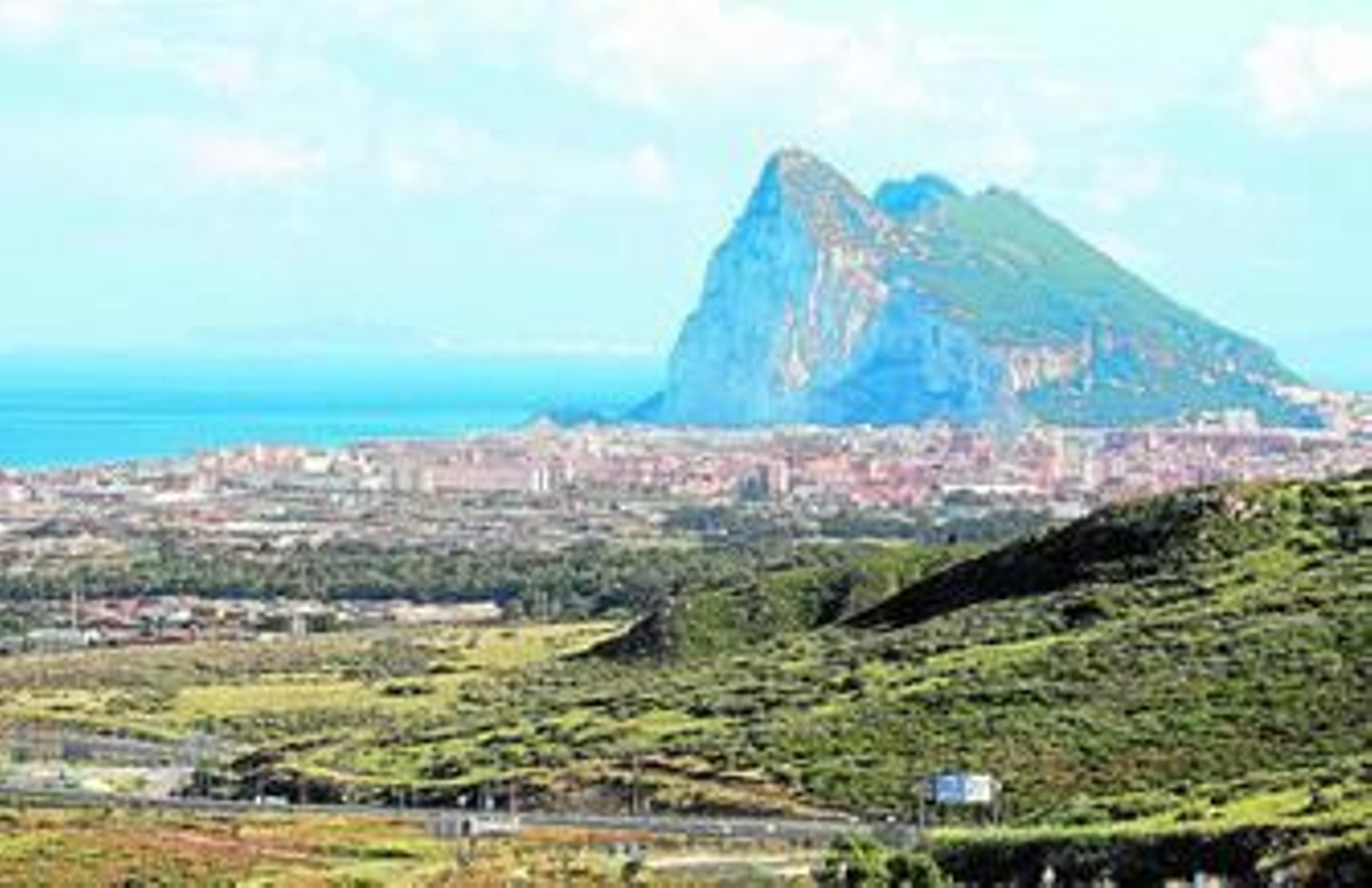 Vista de La Línea, con el peñón de Gibraltar de fondo, desde el Higuerón. Vista de La Línea, con el peñón de Gibraltar de fondo, desde el Higuerón.