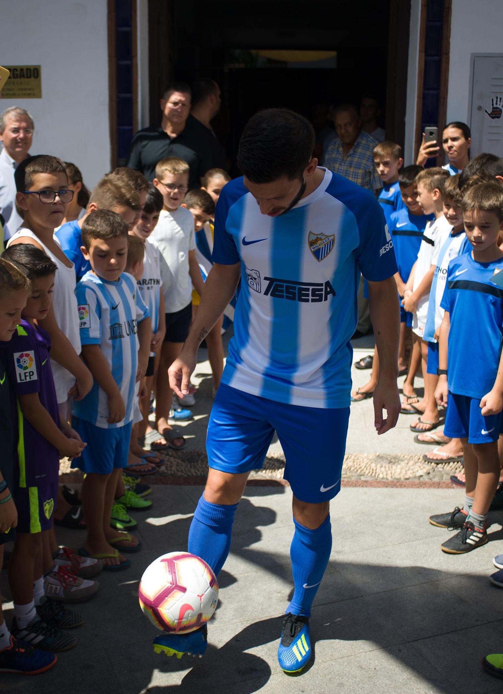 Dani Pacheco da patadas al esférico en la Plaza del Ayuntamiento.