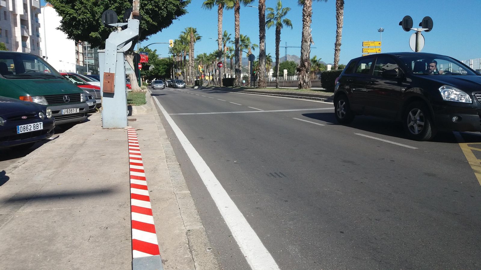 Una de las barreras puestas en el suelo tras ser desmontadas por agentes de la Policía Local y la Guardia Civil.