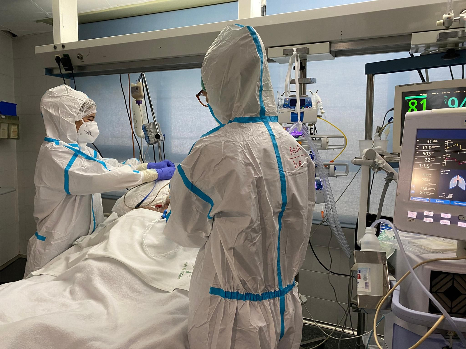 Sanitarias atienden a un paciente Covid.