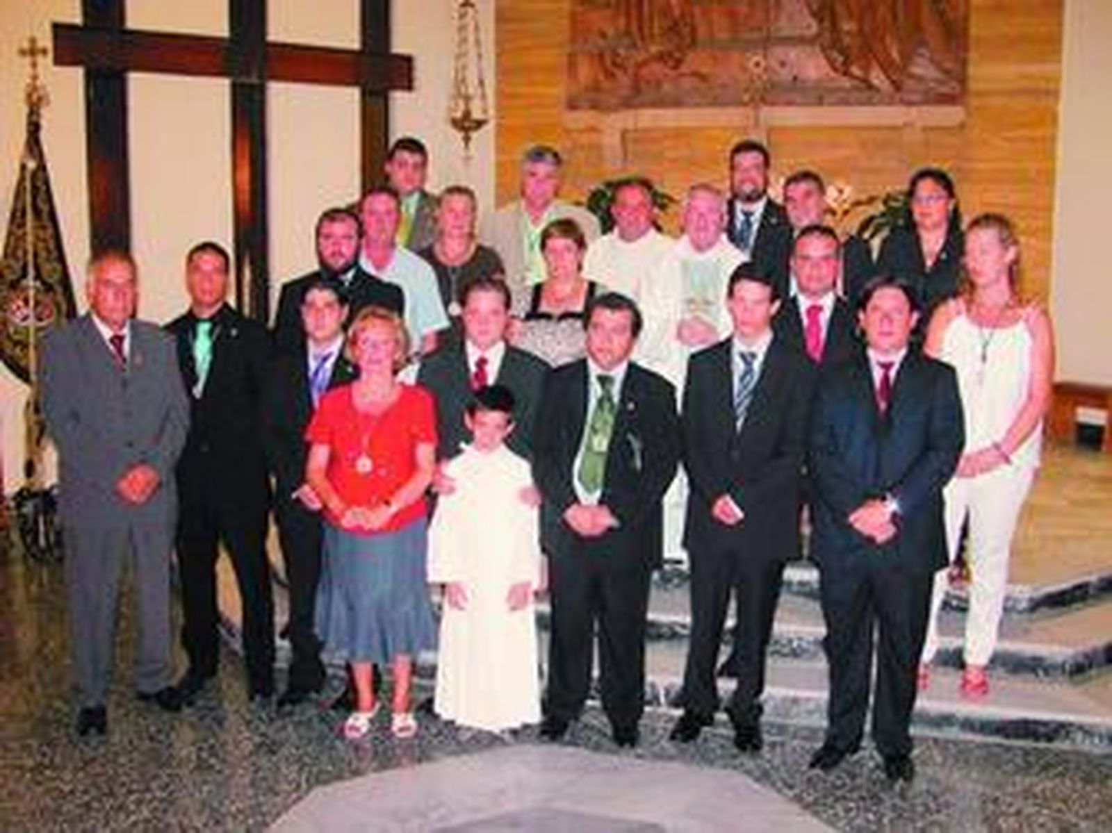 Tras la toma de posesión, la nueva junta de gobierno de la Macarena posó en su primera foto de familia.