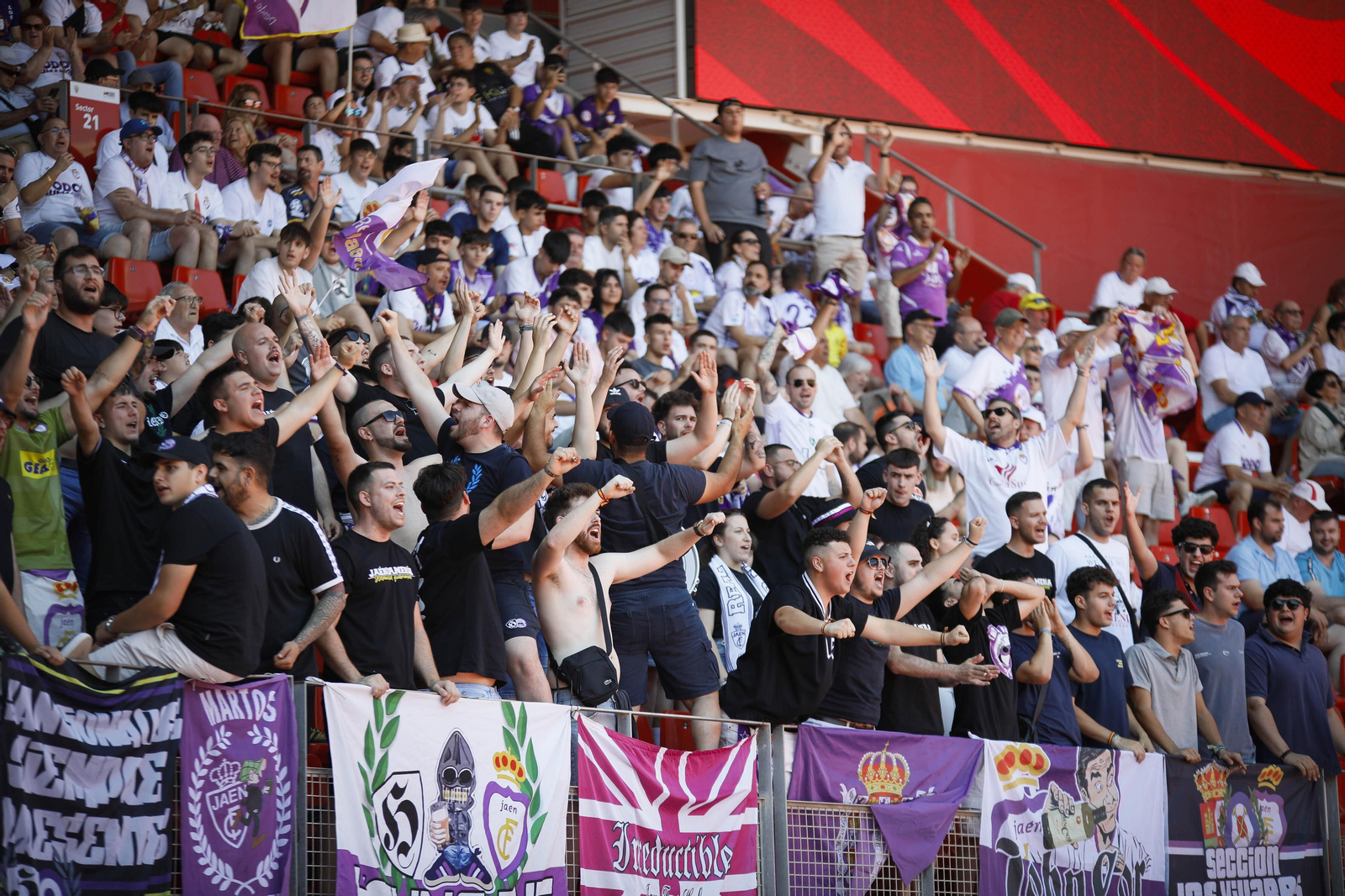 La afición lagarta tiñe de blanco y morado el Power Horse Stadium, en imágenes La afición lagarta tiñe de blanco y morado el Power Horse Stadium, en imágenes