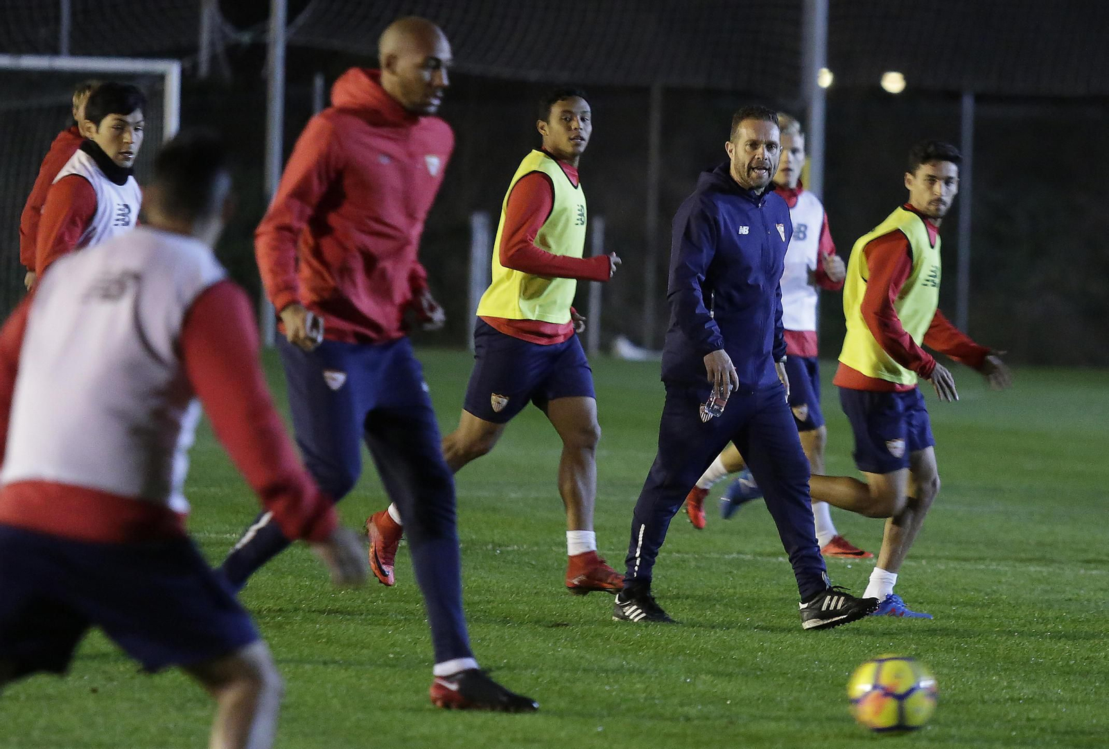 N'Zonzi, difuminado ante Muriel y Tevenet.