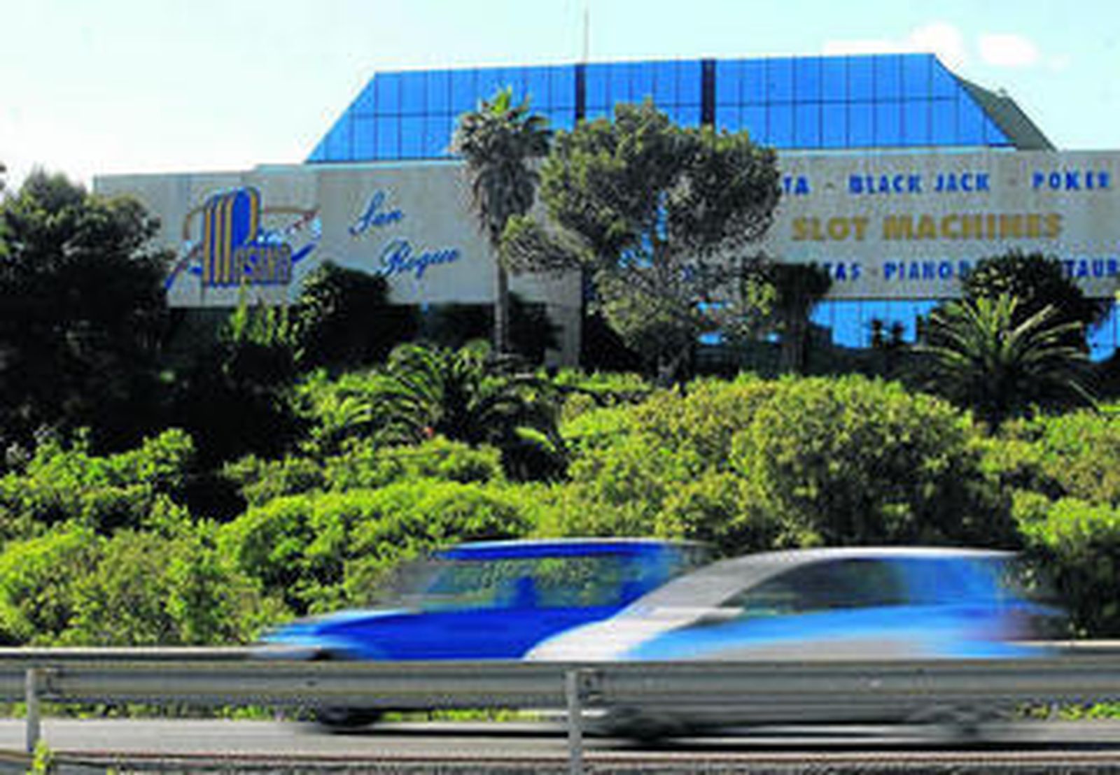 Imagen del Casino San Roque desde la autovía, ayer.