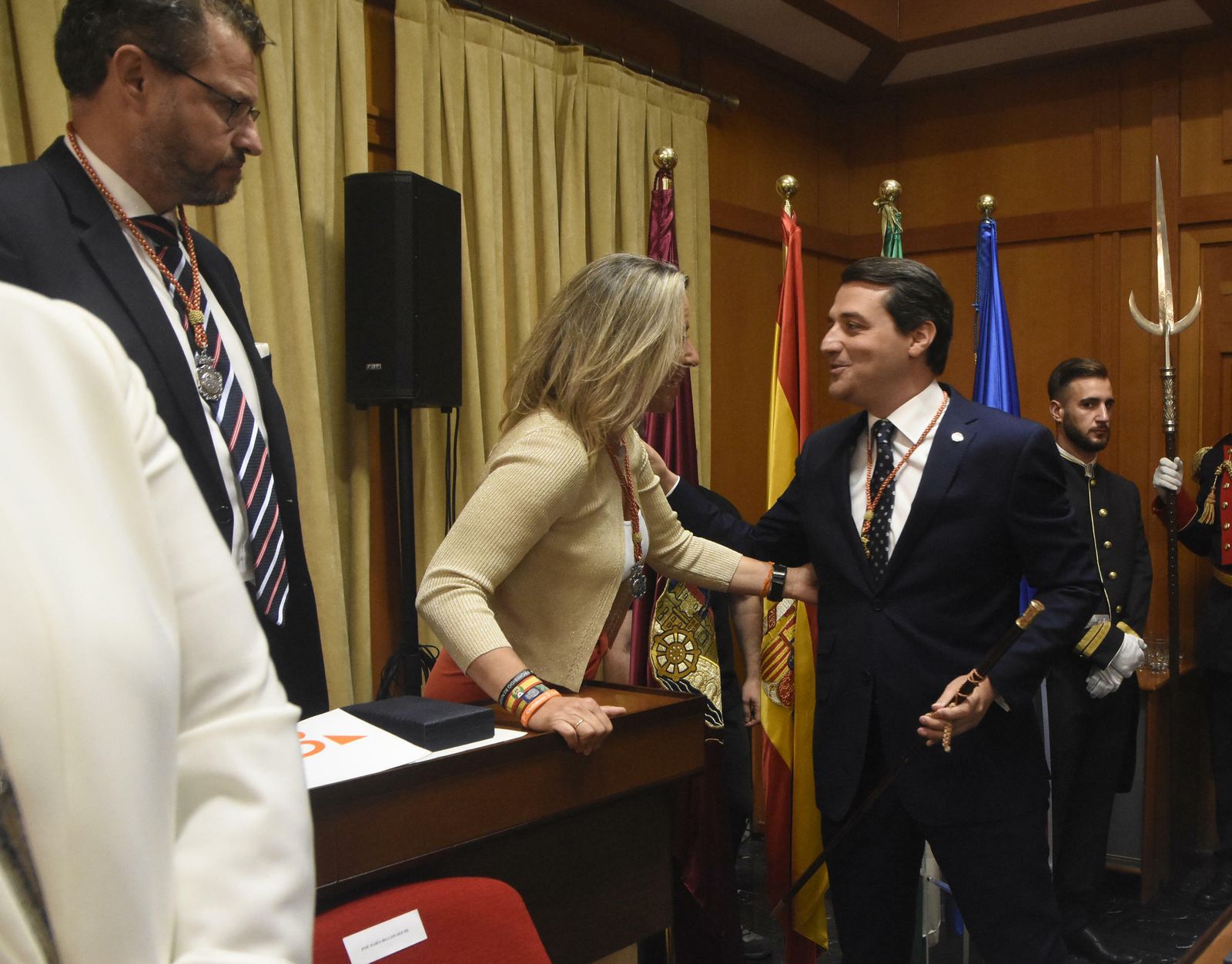 José María Bellido saluda a Isabel Albás tras ser proclamado alcalde.