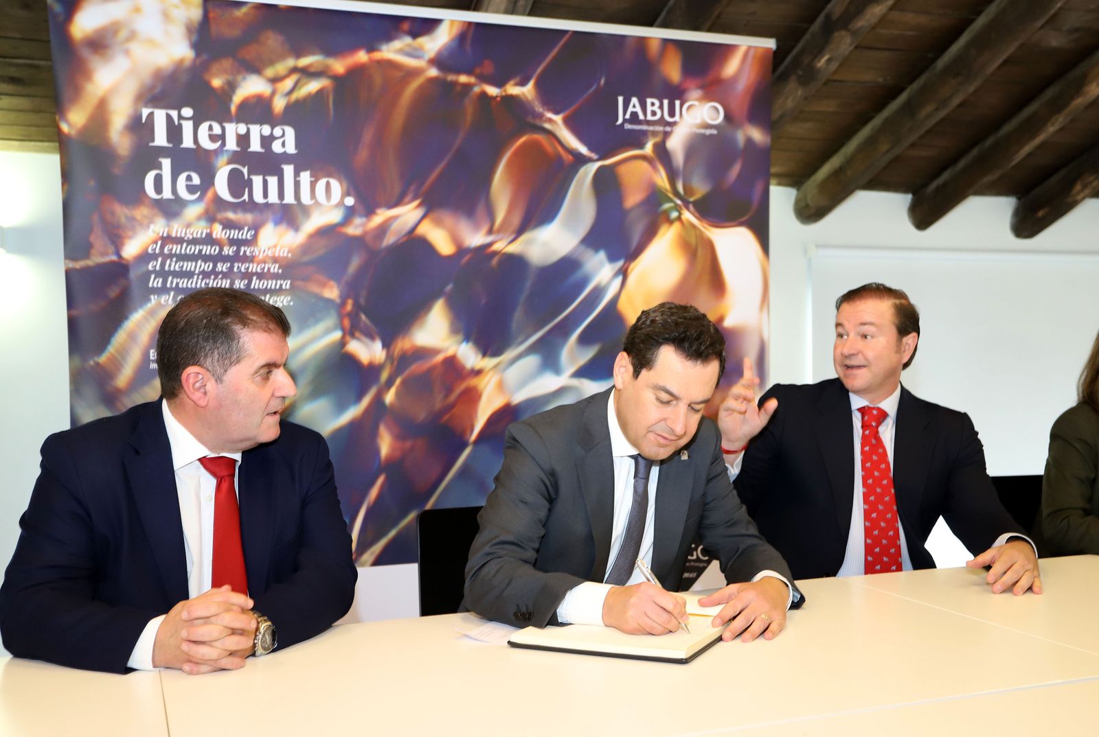 Imágenes de la visita del presidente de la Junta, Juanma Moreno a Jabugo, Ayuntamiento y sede de la DO Jabugo.