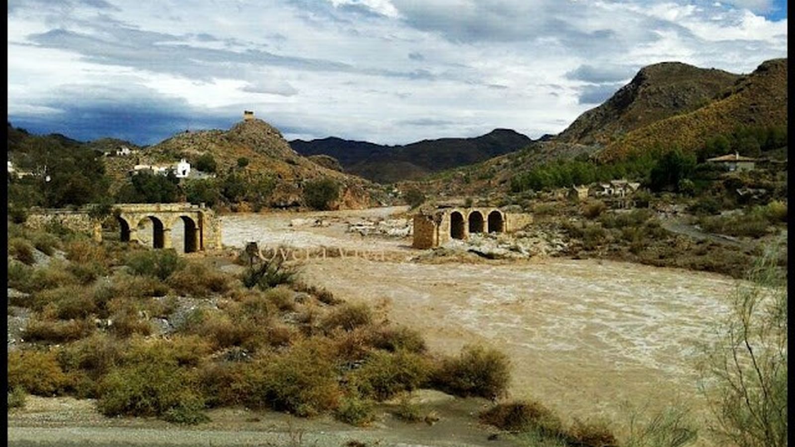El puente de H. Overa que arrastró la riada de 1973 ve pasar las feroces aguas del río Almanzora 39 años después.
