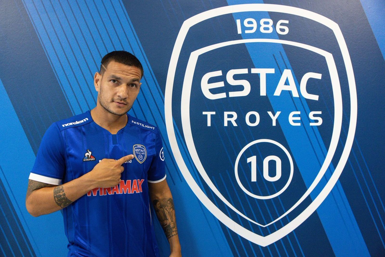 Rony Lopes posa con la camiseta del Troyes.