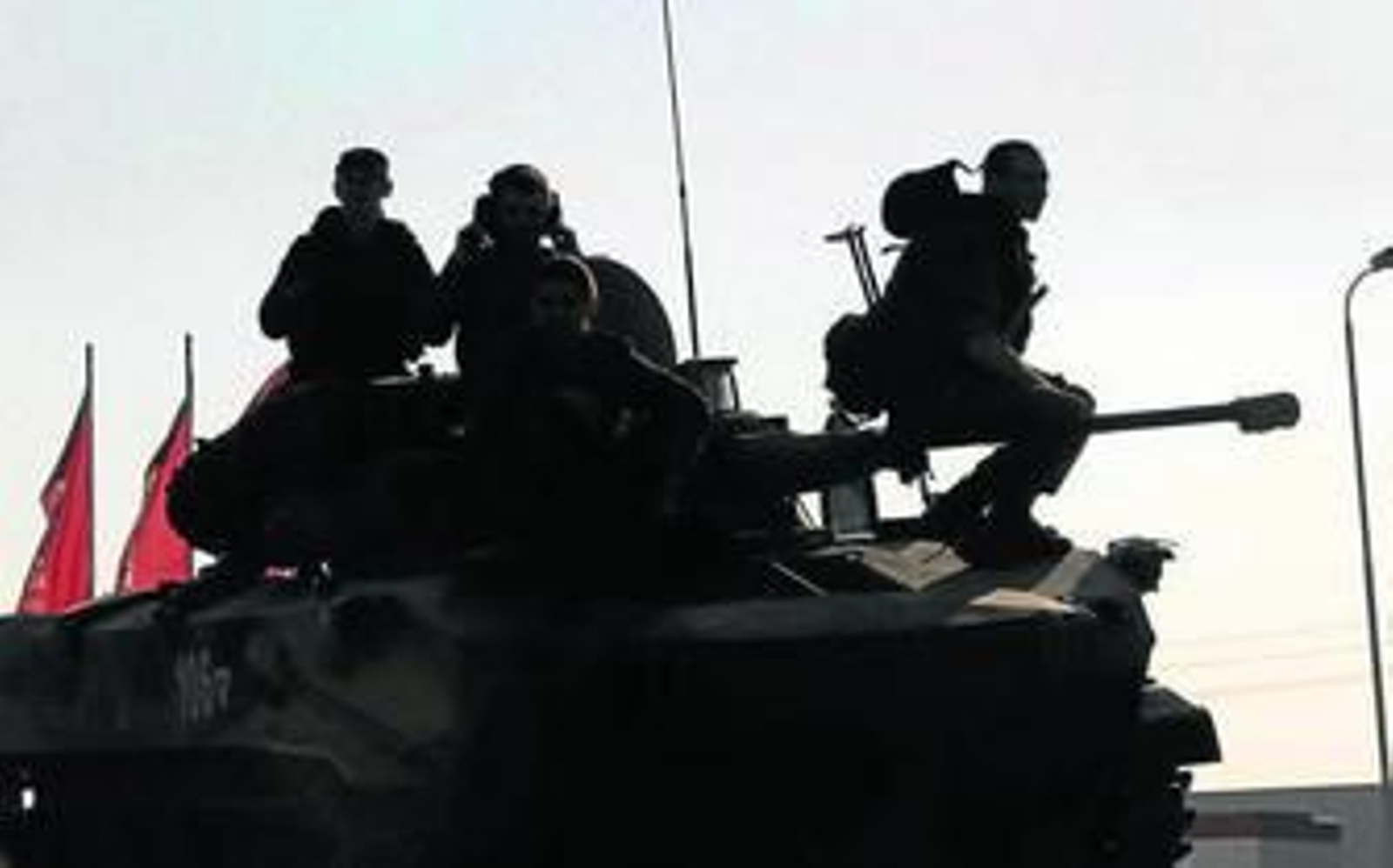 Soldados rusos encaramados en un vehículo blindado, ayer a 30 kilómetros de la frontera de Rusia con Ucrania.