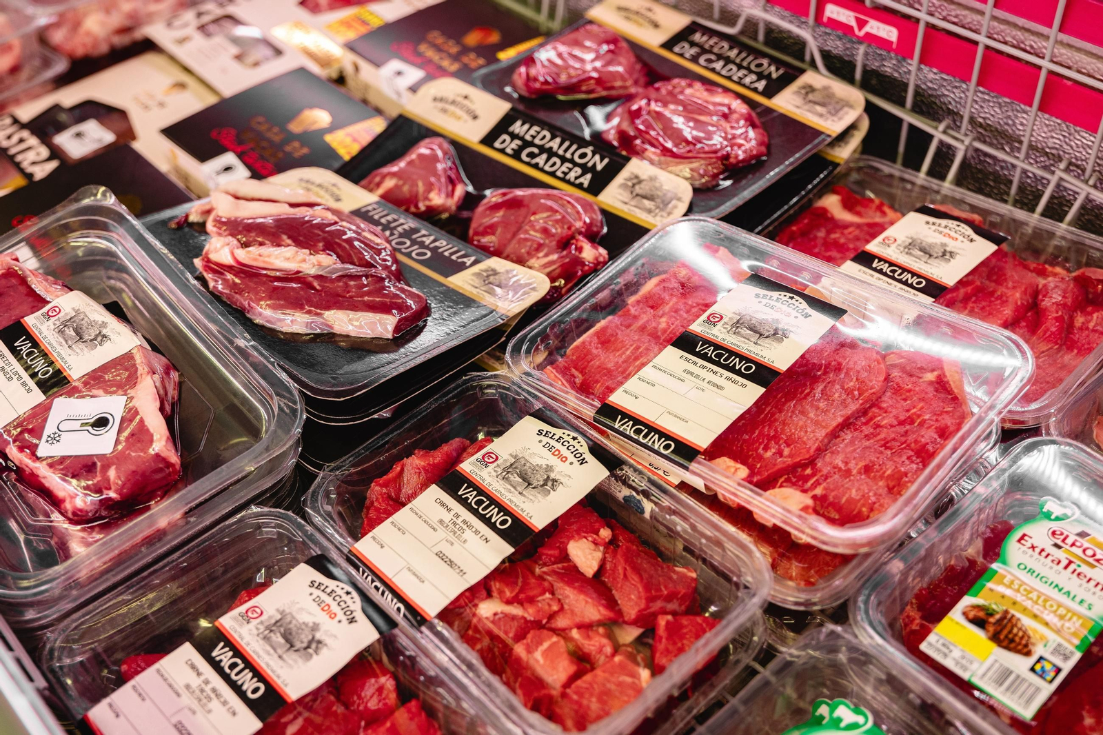 Diferentes tipos de carne en un supermercado Dia.
