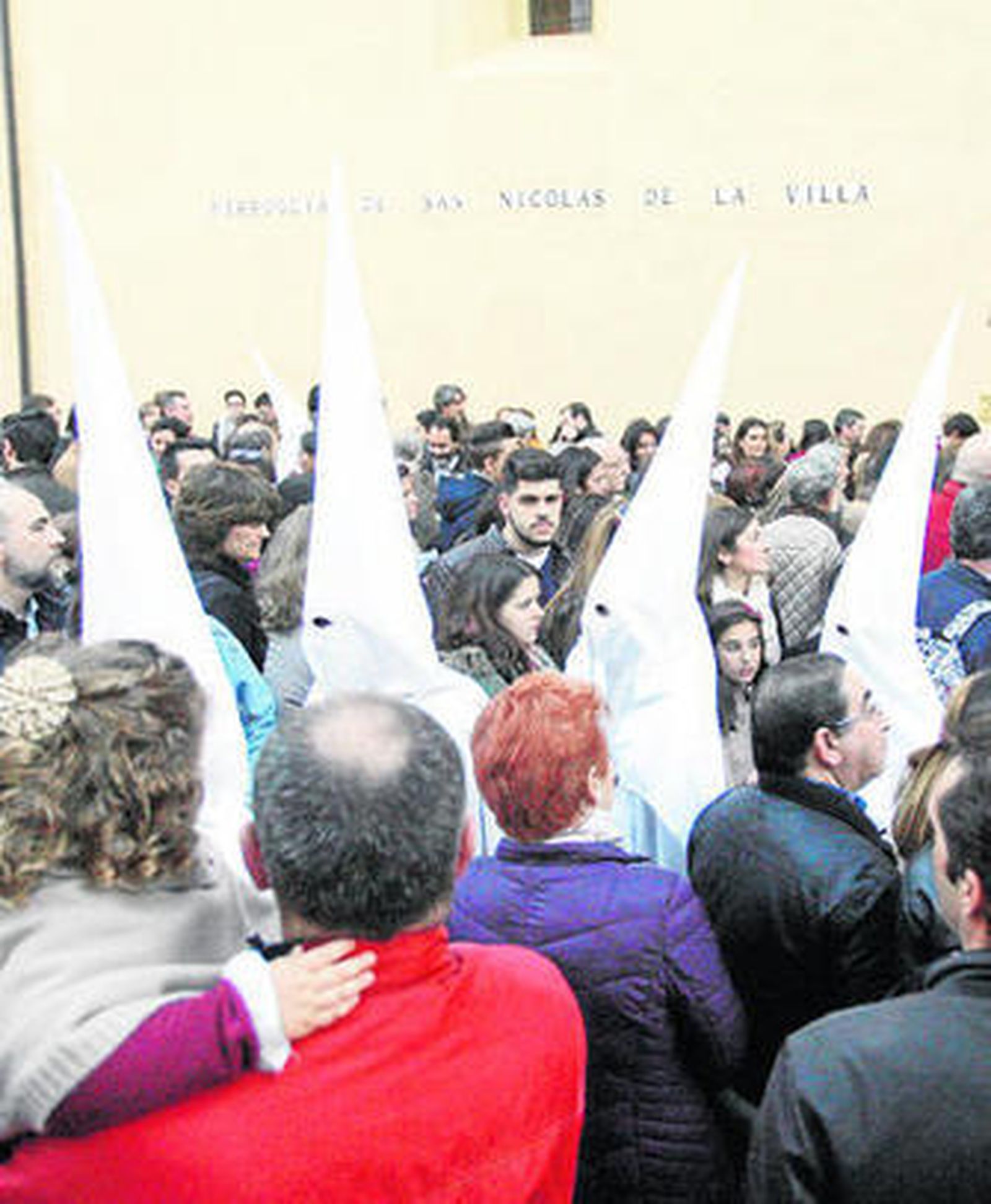 Varios nazarenos de la Sentencia salen de la iglesia de San Nicolás.