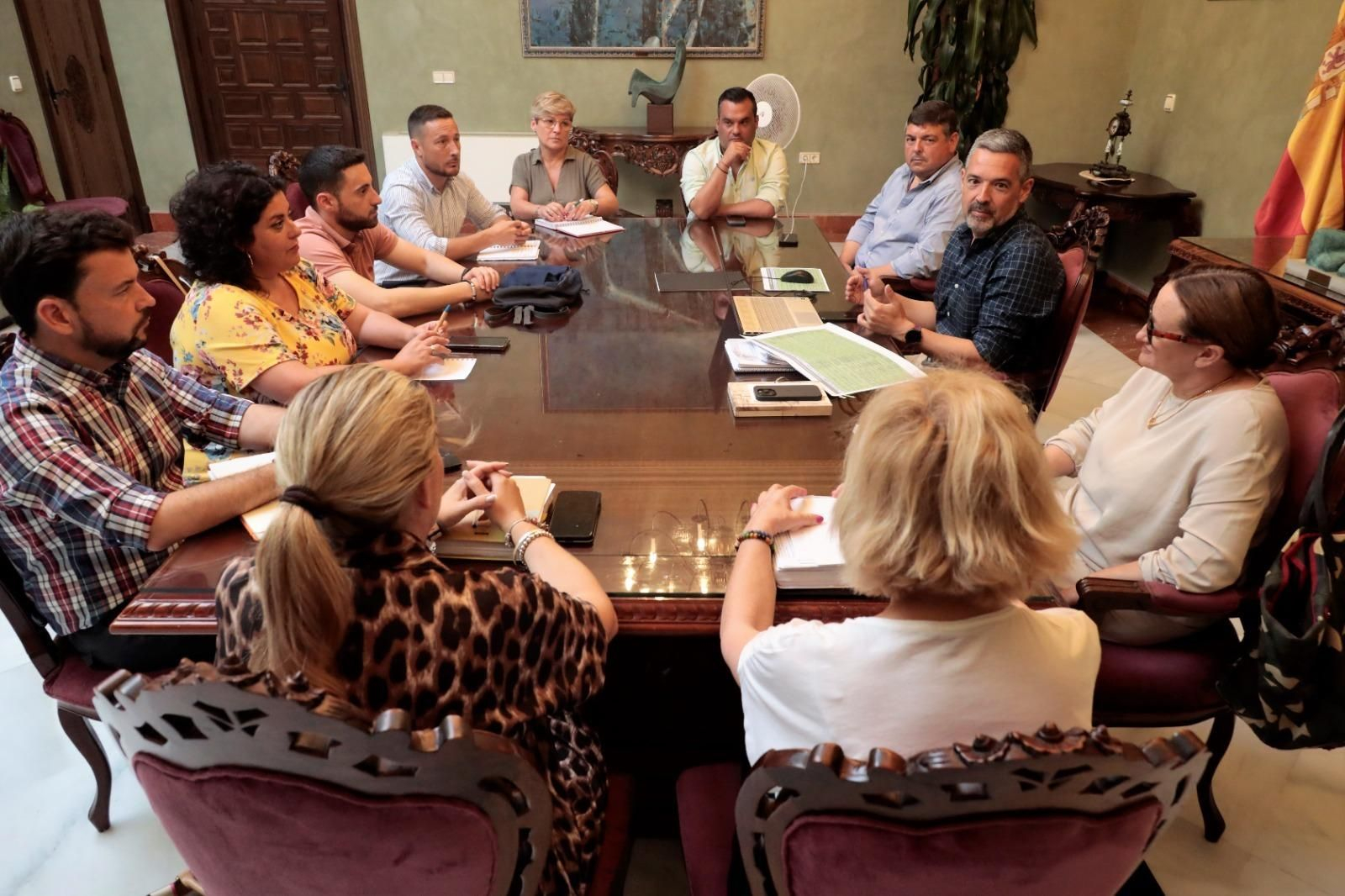 El nuevo Gobierno local de Rota ha celebrado este lunes su primera reunión de trabajo en el Palacio Municipal Castillo de Luna.