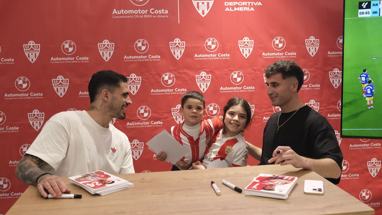 La firma de autógrafos de Jon Morcillo y Miguel de la Fuente en Automotor Costa BMW